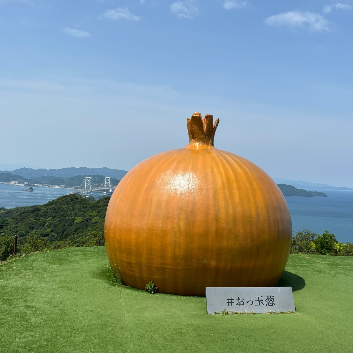 【兵庫・淡路島】たまねぎキャッチャーに挑戦！海をバッグにフォトスポットも！『うずの丘 大鳴門橋記念館』とは？