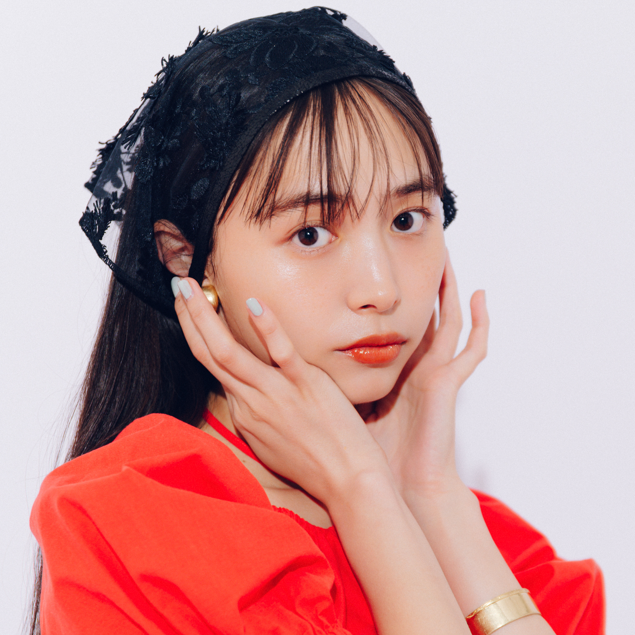 【井桁弘恵の休日コーデ】おしゃれに差がつく色落ちワイドデニムは甘めブラウスでデート仕様に