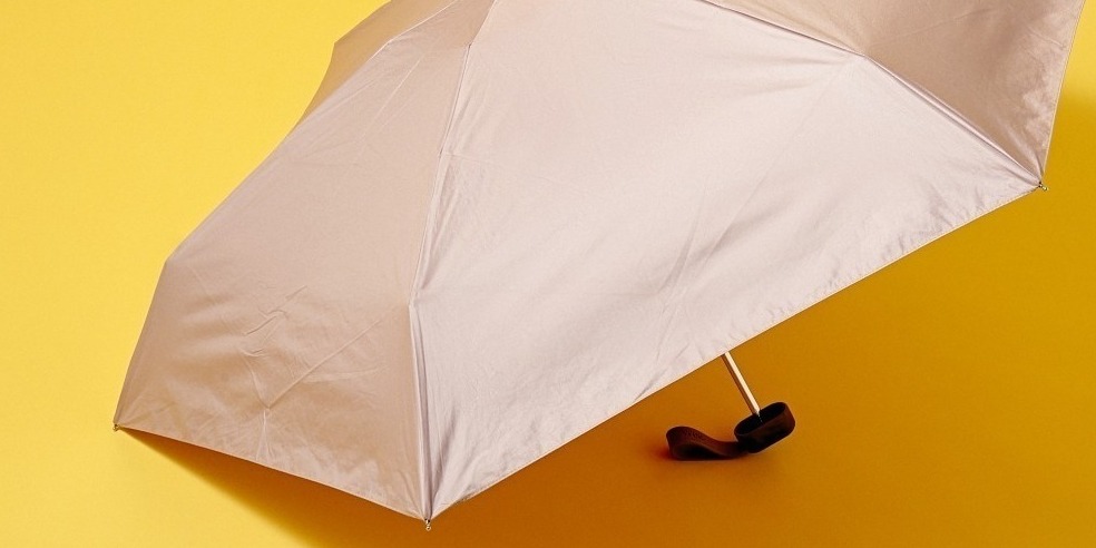 コンパクトで持ち運びしやすい！ 完全遮光の日傘おすすめ3選