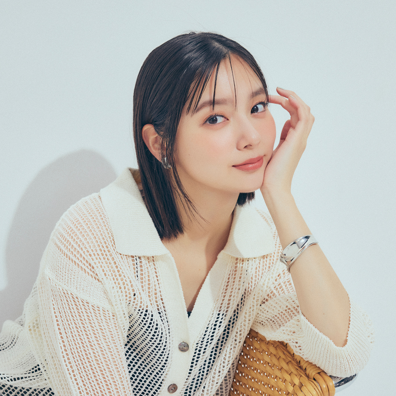 【新川優愛の通勤コーデ】通勤の王道コンビはシアーな素材で差をつける