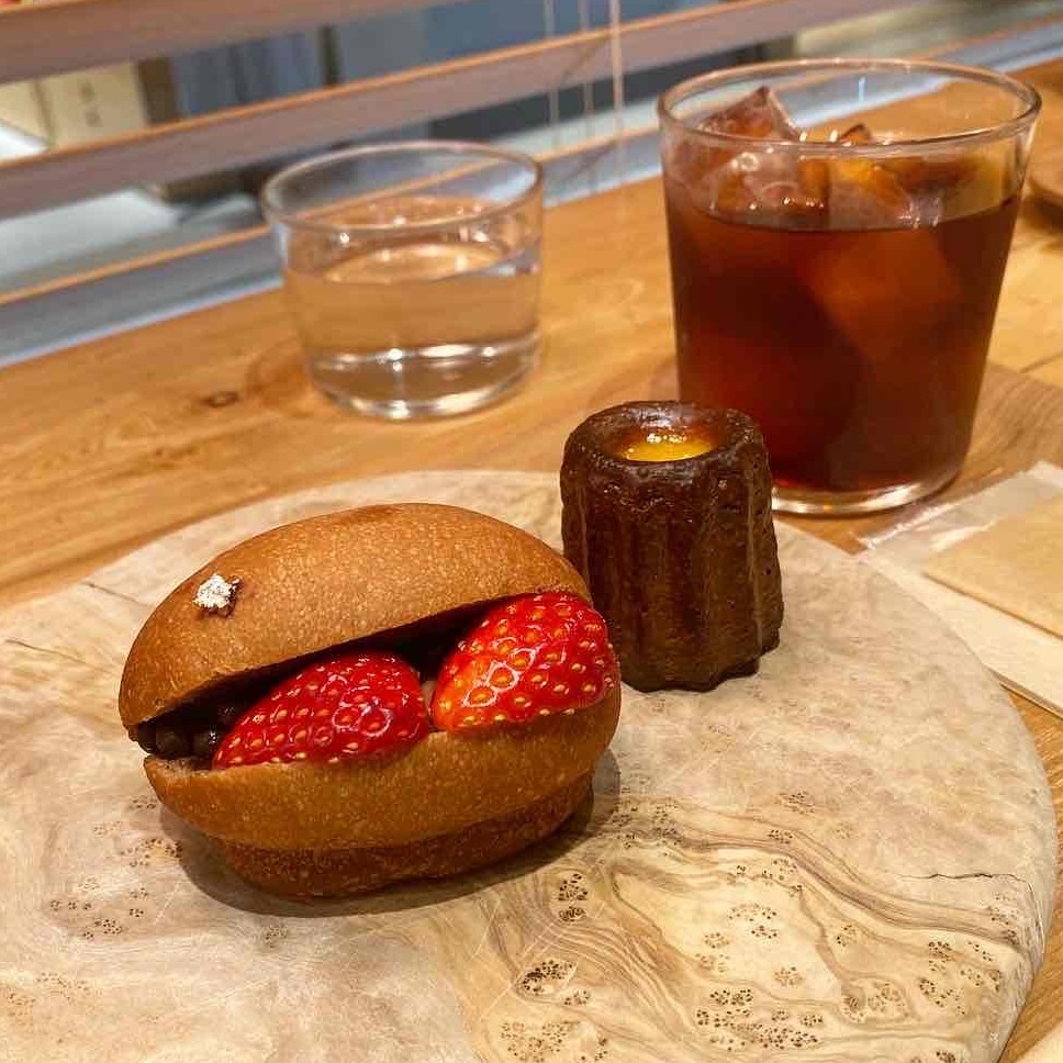 【東京・日本橋】人気ベーカリーでいちご&チョコの絶品パンをイートイン♡【365日と日本橋】