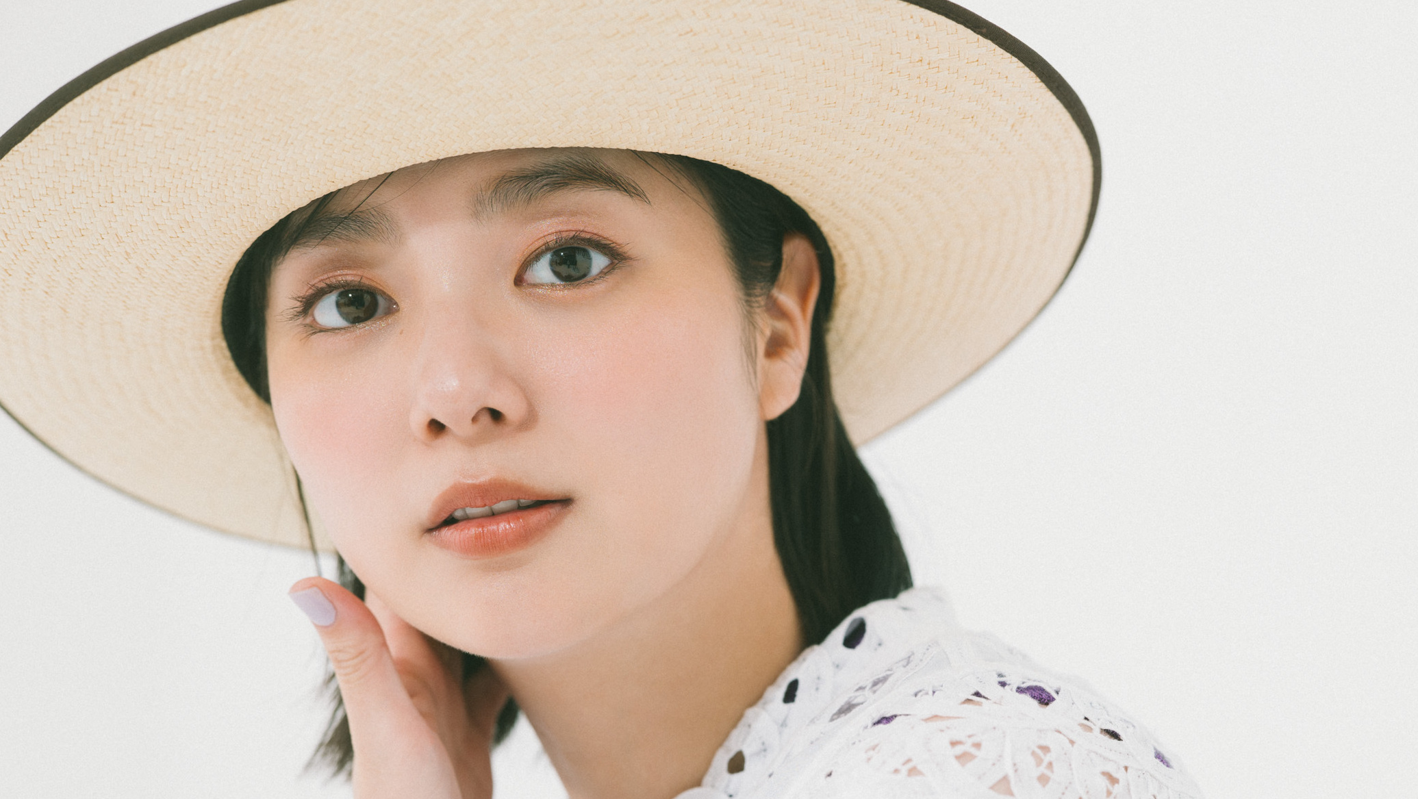 【新川優愛の休日コーデ】相性抜群なレース×デニムは初夏のデートにも