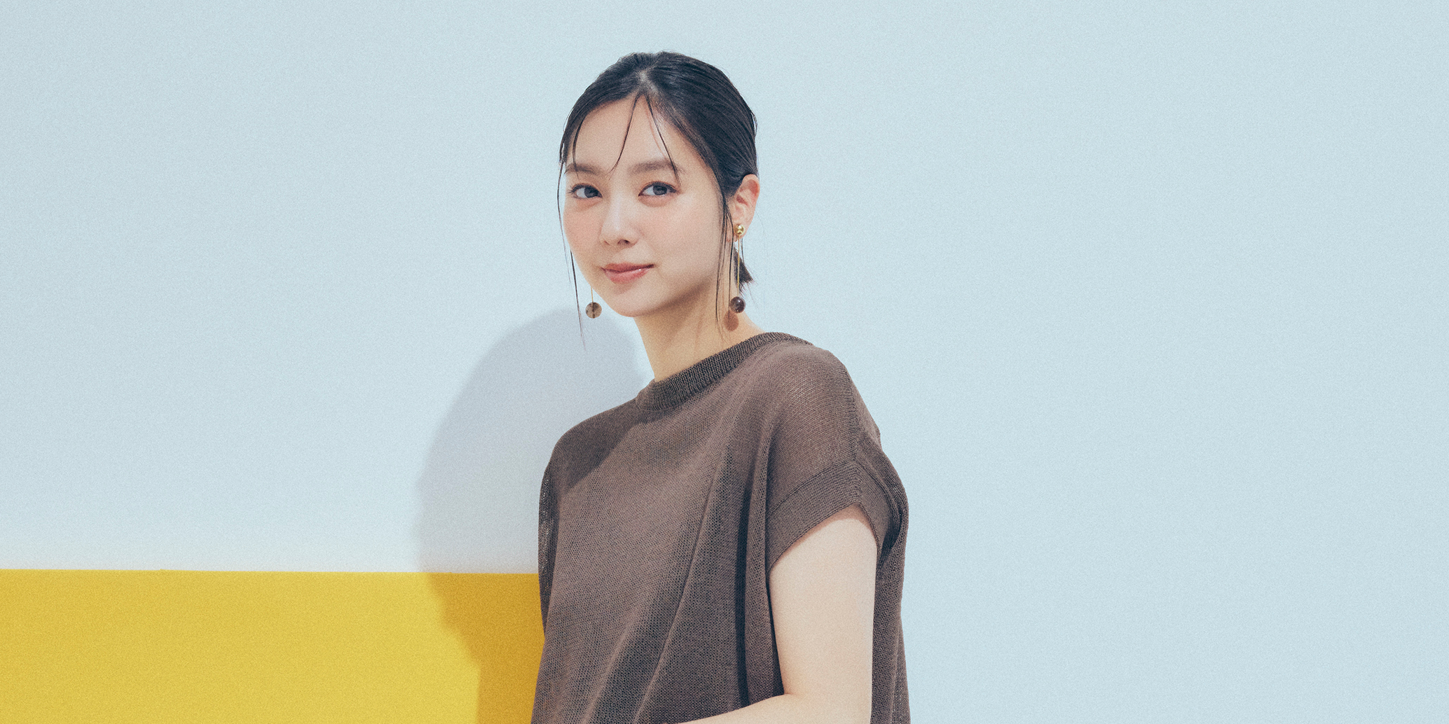 【新川優愛の通勤コーデ】“両A面仕様”なプルオーバーがあれば360度美人見え♡