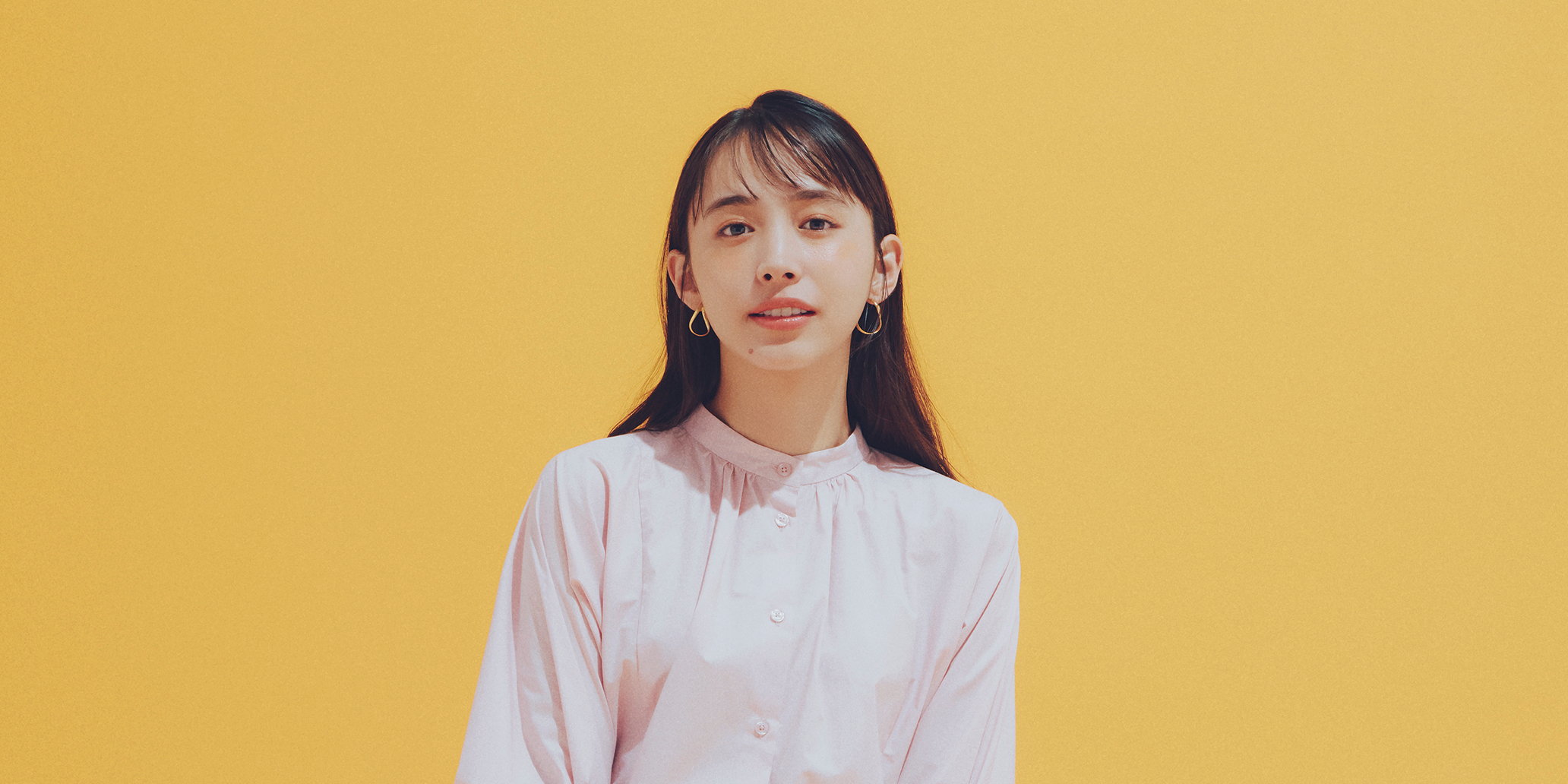 【今日のコーデ】好印象なピンクシャツで可愛げ通勤コーデ＜井桁弘恵＞
