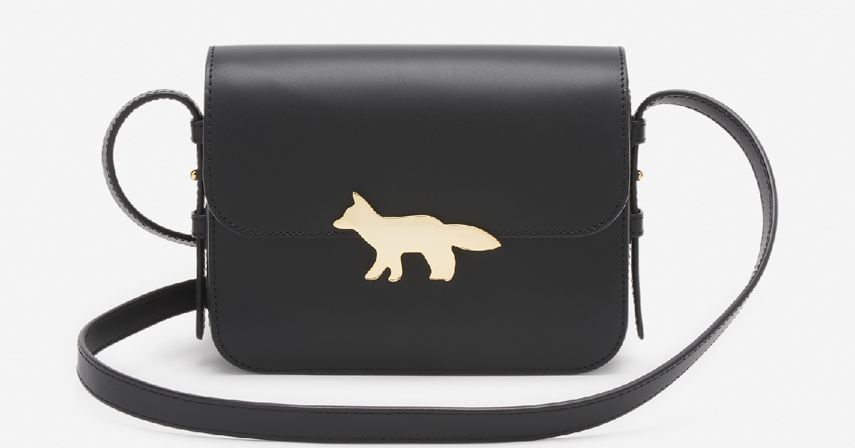 一気にシャレる！ 『メゾン キツネ』の黒バッグは上品さも遊び心もいい