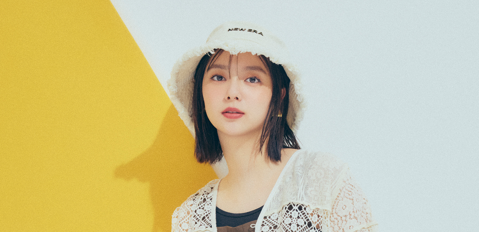 【新川優愛の休日コーデ】レースとサロペットで今の気分にフィットする甘辛ミックス