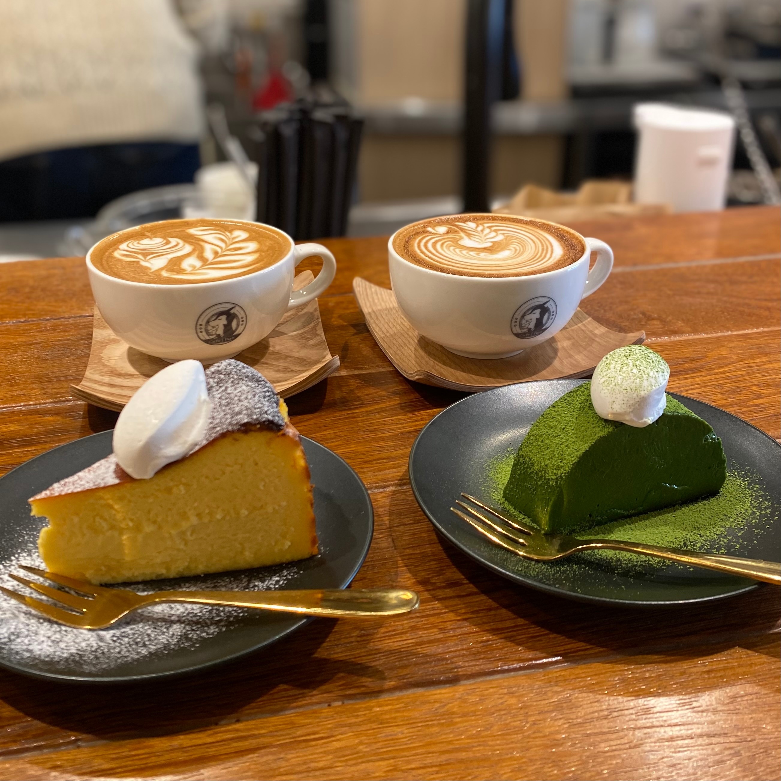 クリックでトリミング Cafe 1 Part バターカボチャを使ったバスクチーズケーキ 抹茶のテリーヌ 奥にコーヒー2つ