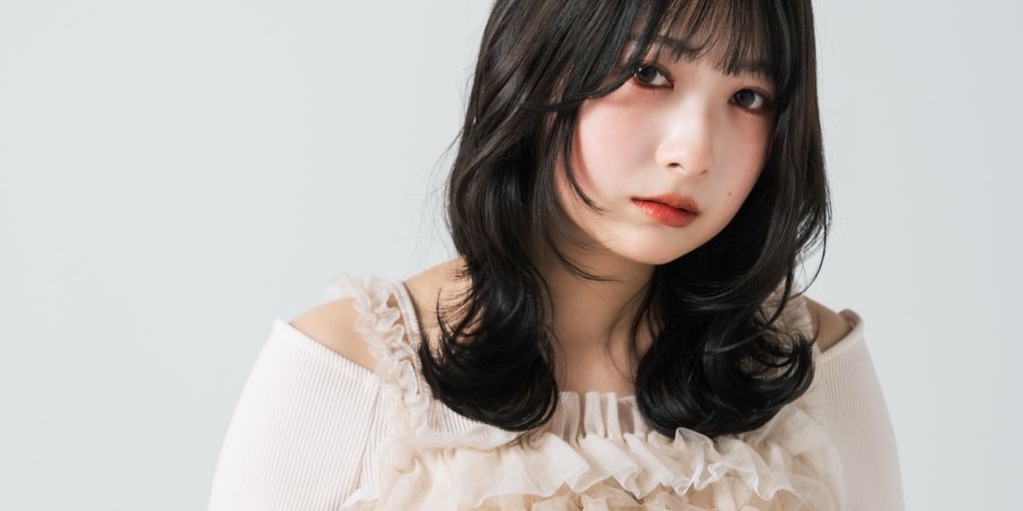 【伸ばしかけヘアにもおすすめ‼︎】ふんわりレイヤーのくびれミディアムでマンネリ打破！