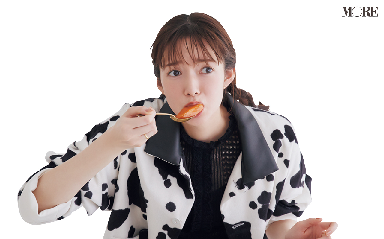 佐藤栞里が北海道のおすすめお取り寄せグルメ「ピカンティ」のスープカレーを食べている様子