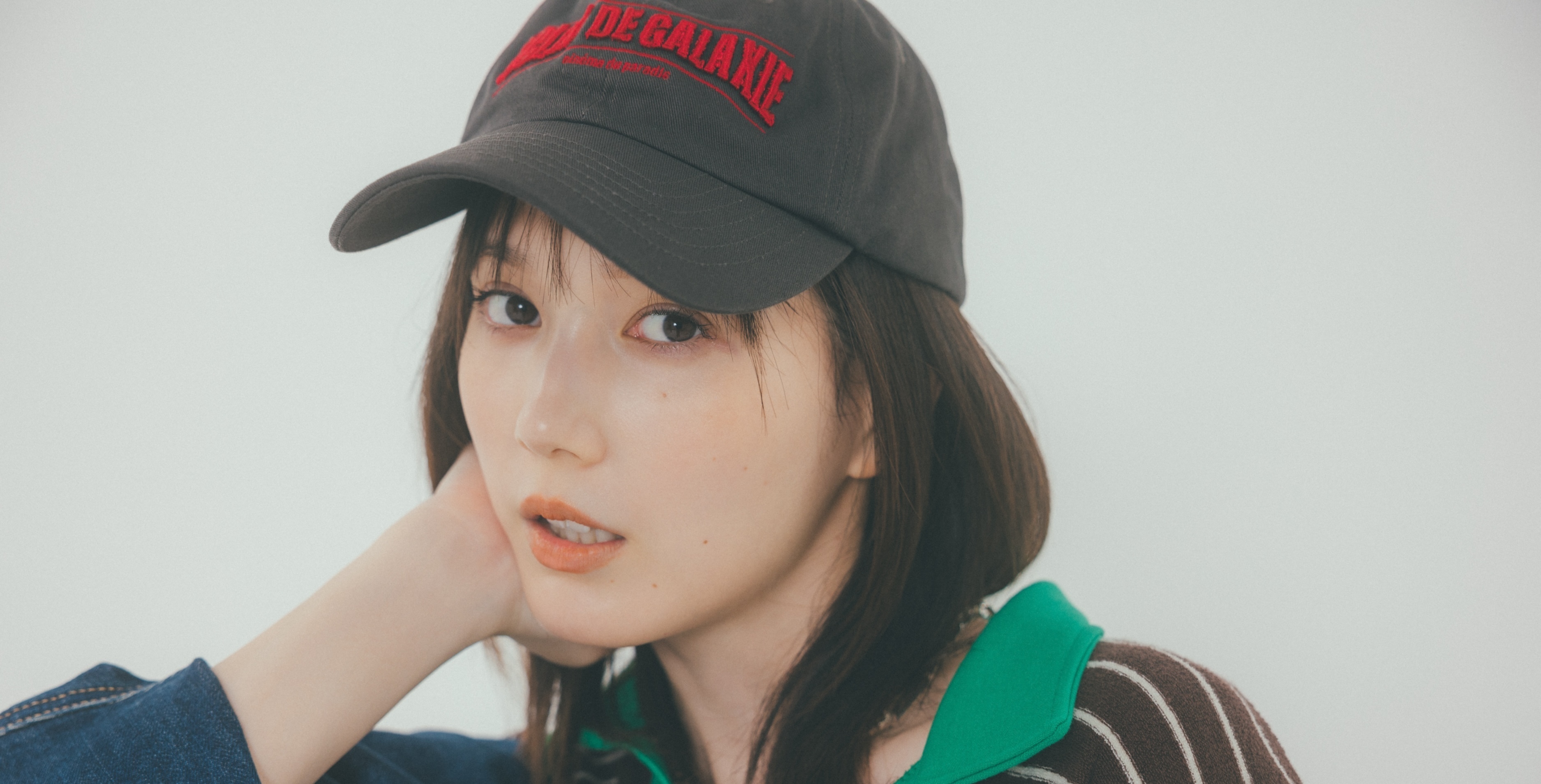 【本田 翼の休日コーデ】目を引くポロトップスを軸にスポーティな休日スタイル