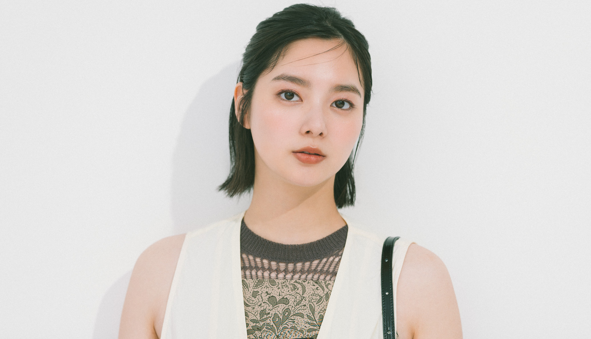 【新川優愛の休日コーデ】エレガントなワンピースをメンズライクにアレンジ