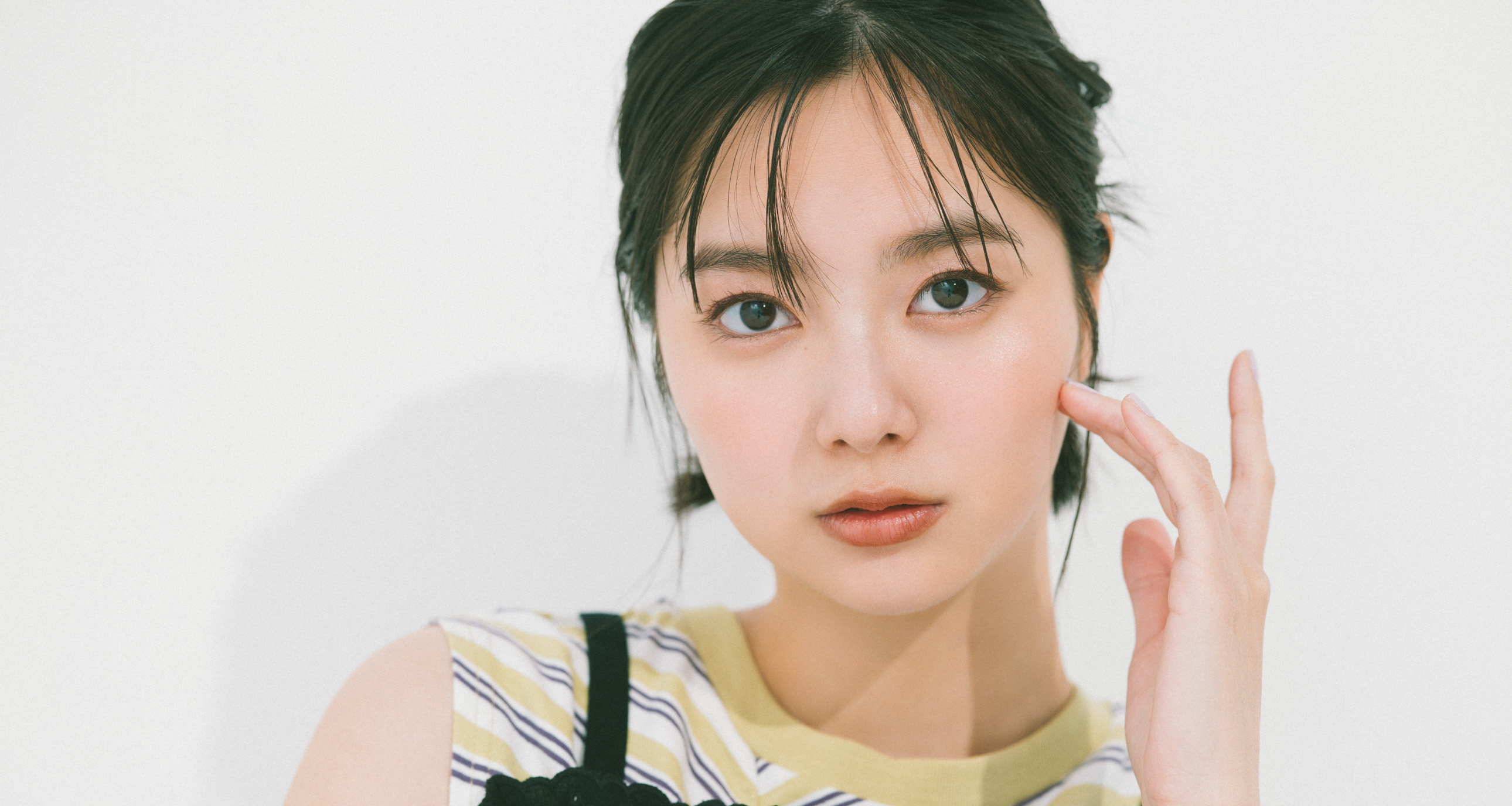 【新川優愛の通勤コーデ】レース×ボーダートップスでレイヤードに変化球