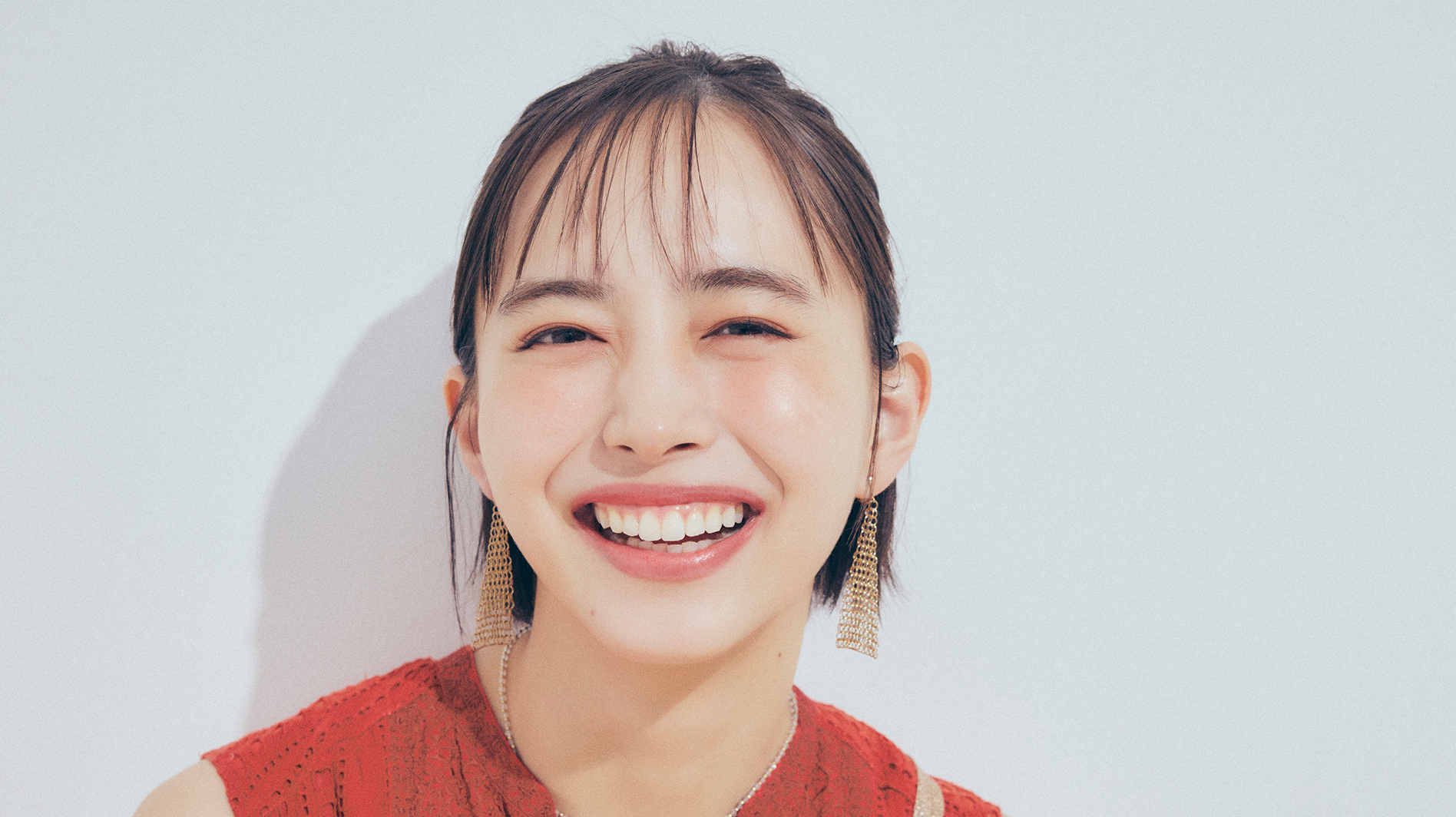 【井桁弘恵】デニムをのぞかせ赤ワンピースにラフなニュアンスを