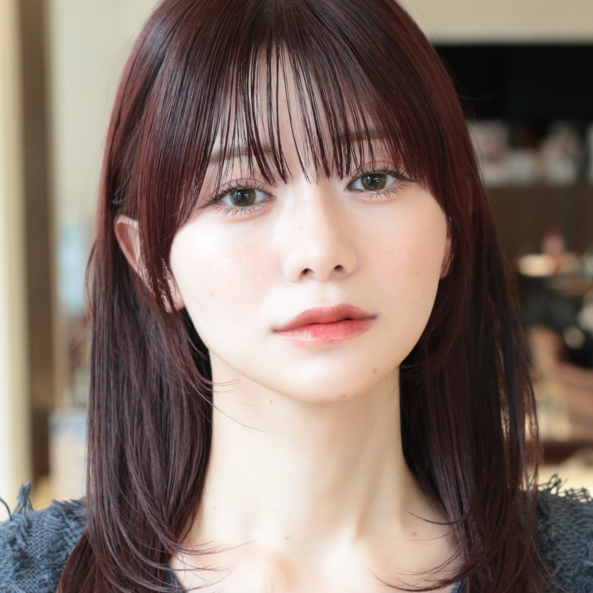 【伸ばしかけ前髪アレンジ】広めシースルーバングが抜け感のカギ！ 小顔を叶えるセミロング