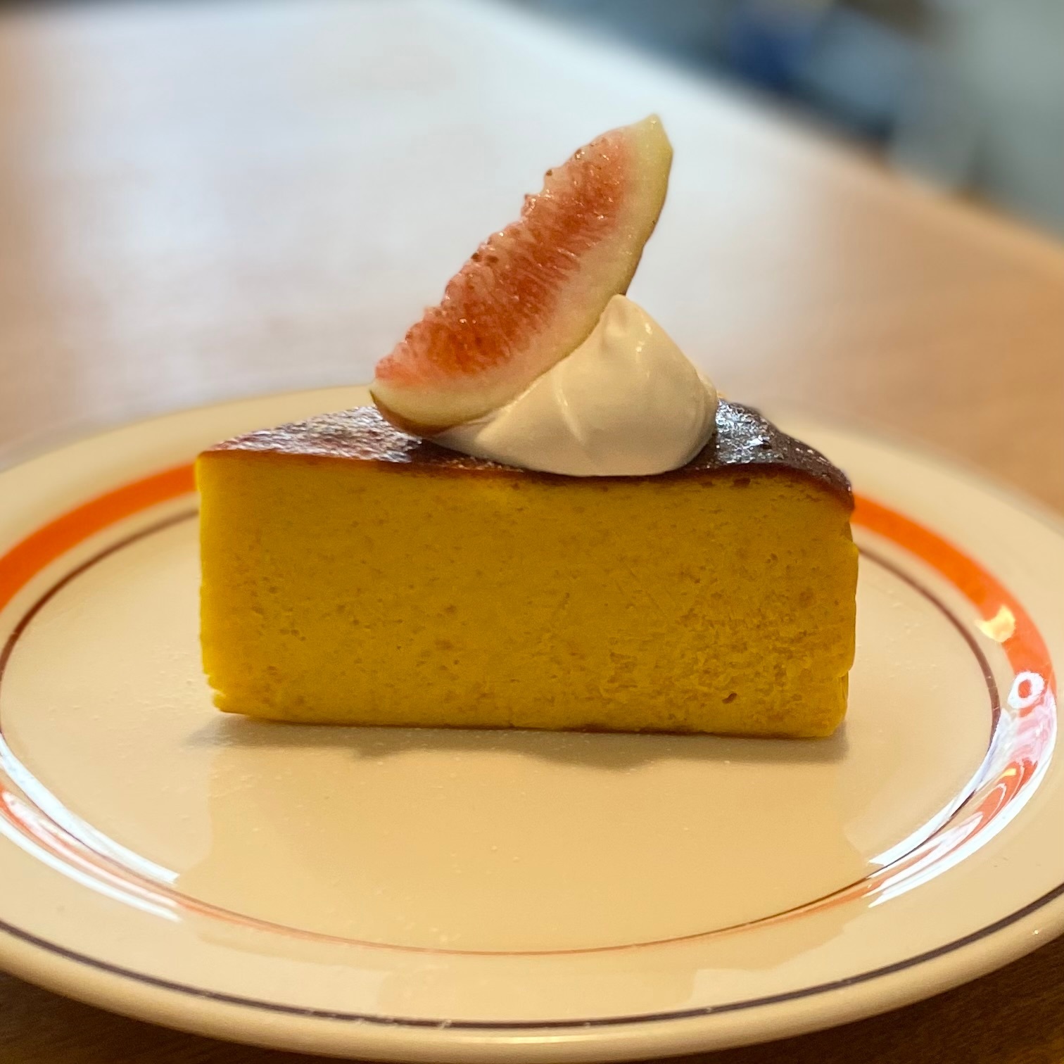 クリックでトリミング CONTAINER Cafe&Bar いちじくがのったバスクチーズケーキ