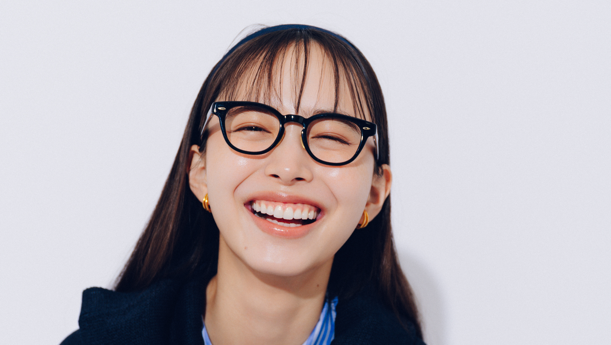 【井桁弘恵の通勤コーデ】好感度抜群のブルーワンピは通勤におすすめ！