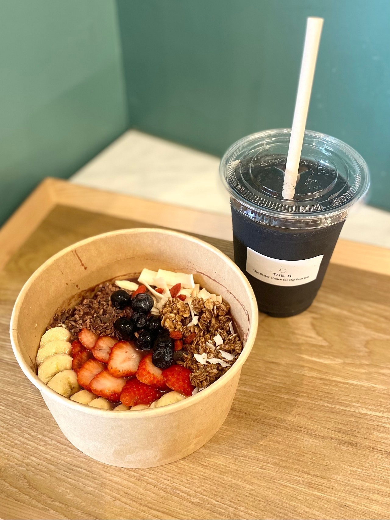 THE Bのアサイーボウルとチャコールデトックススムージー