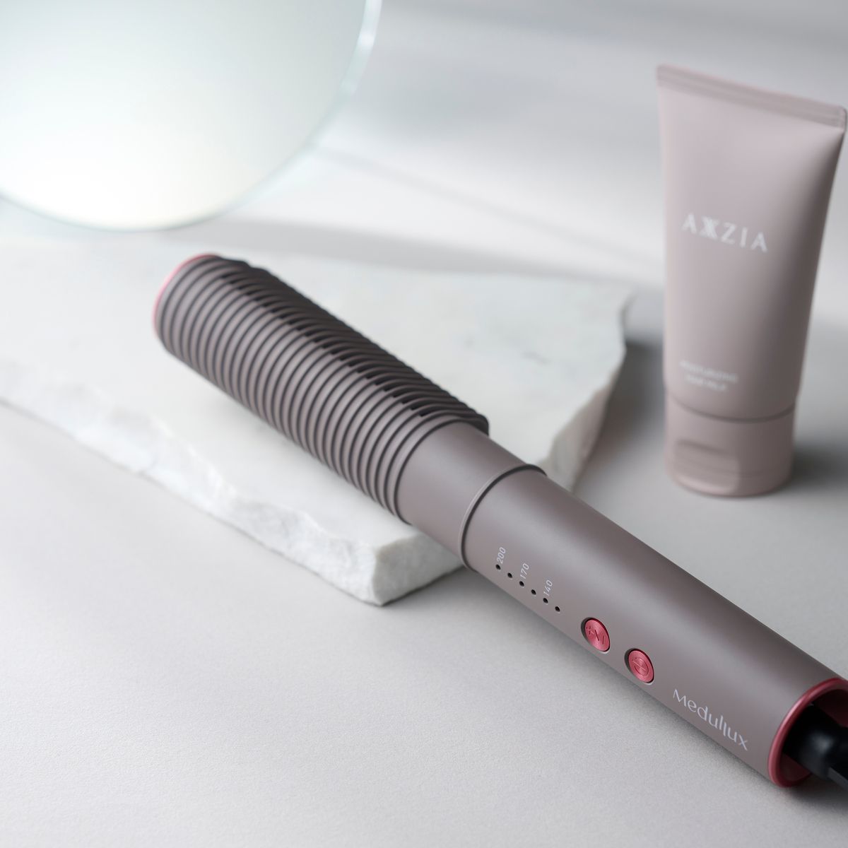 雨の日こそ “とかすだけ”。『アクシージア』のコームアイロンで、梅雨のうねり髪にグッバイ【梅雨対策ヘアケア2025】　