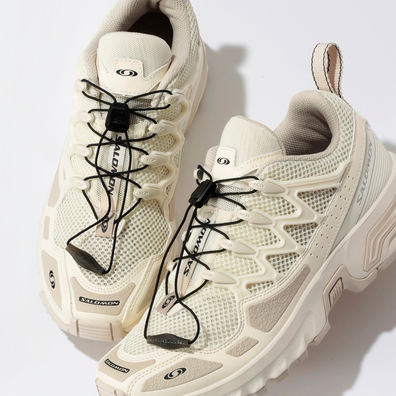 サロモン、ニューバランス、ヴェジャの白スニーカー。大人女性が“センスいい”と思われる3足はこれ