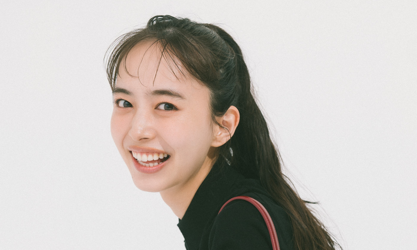 【井桁弘恵】衿つきトップスにレースキャミをレイヤードし、大人カジュアルを楽しんで