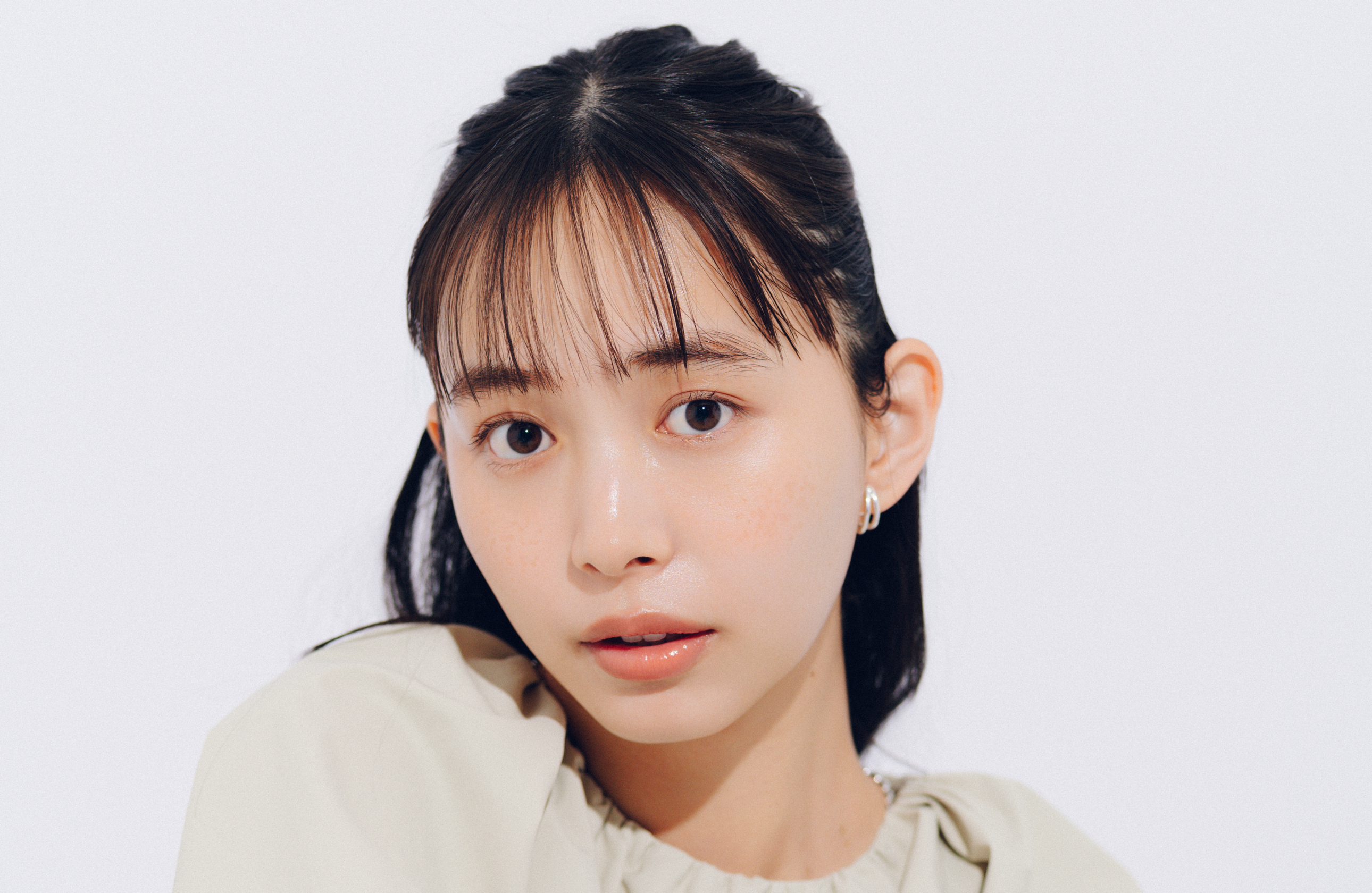 【井桁弘恵の通勤コーデ】まろやかカラーでまとめた全方位好感度コーデ