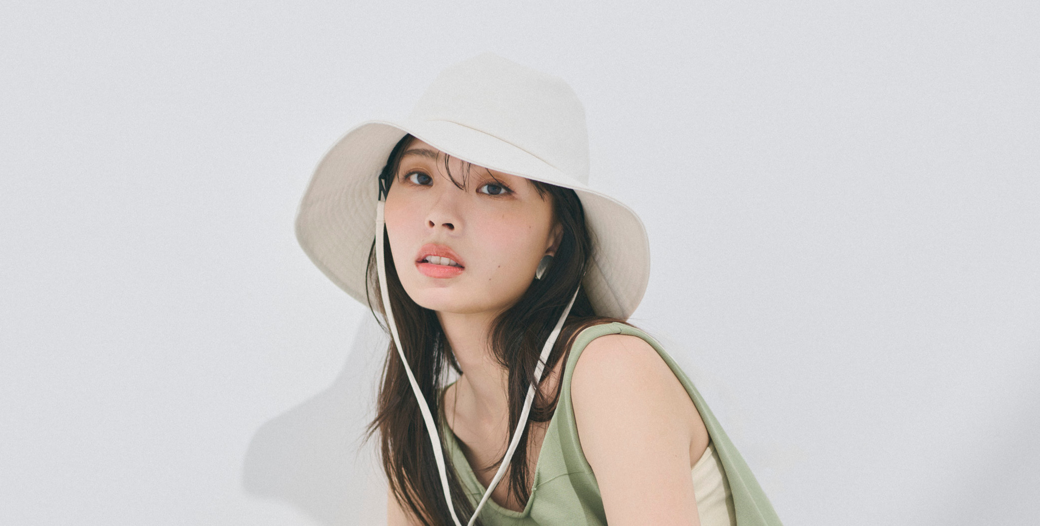 【川口ゆりなの休日コーデ】着心地満点のニットワンピは夏のリゾートに最適