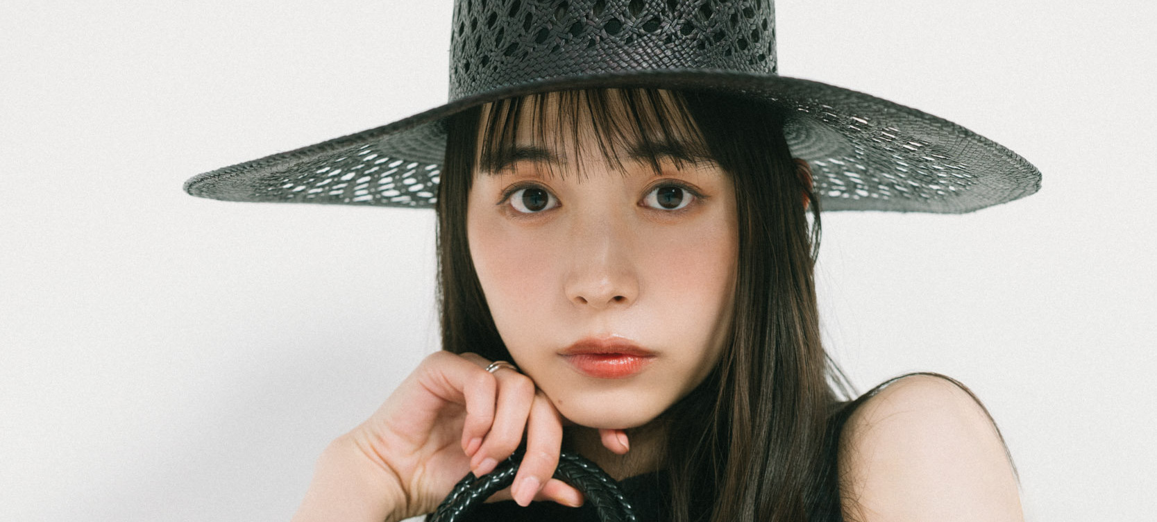 【井桁弘恵】シンプルコーデに映える、夏先取り小物をふんだんに
