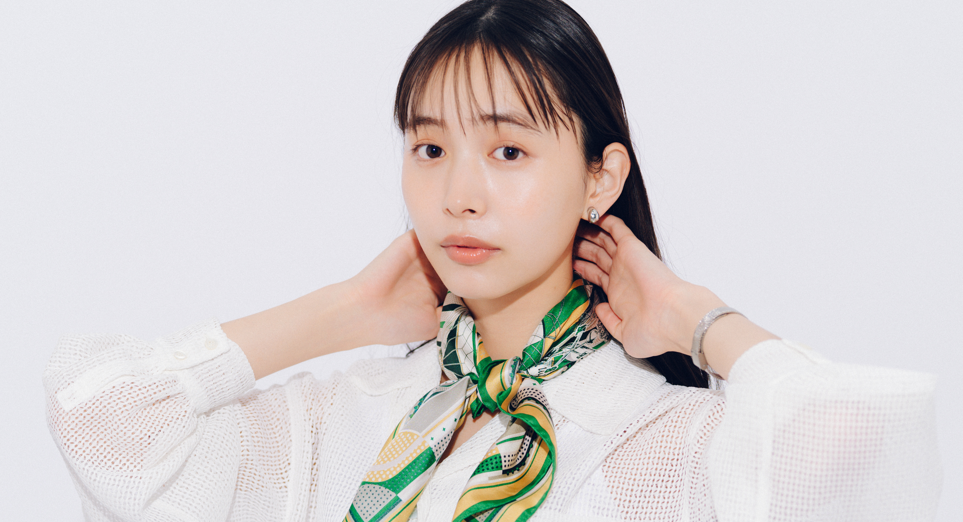 【井桁弘恵の通勤コーデ】ワンツーコーデを目新しく見せる涼しげメッシュシャツ