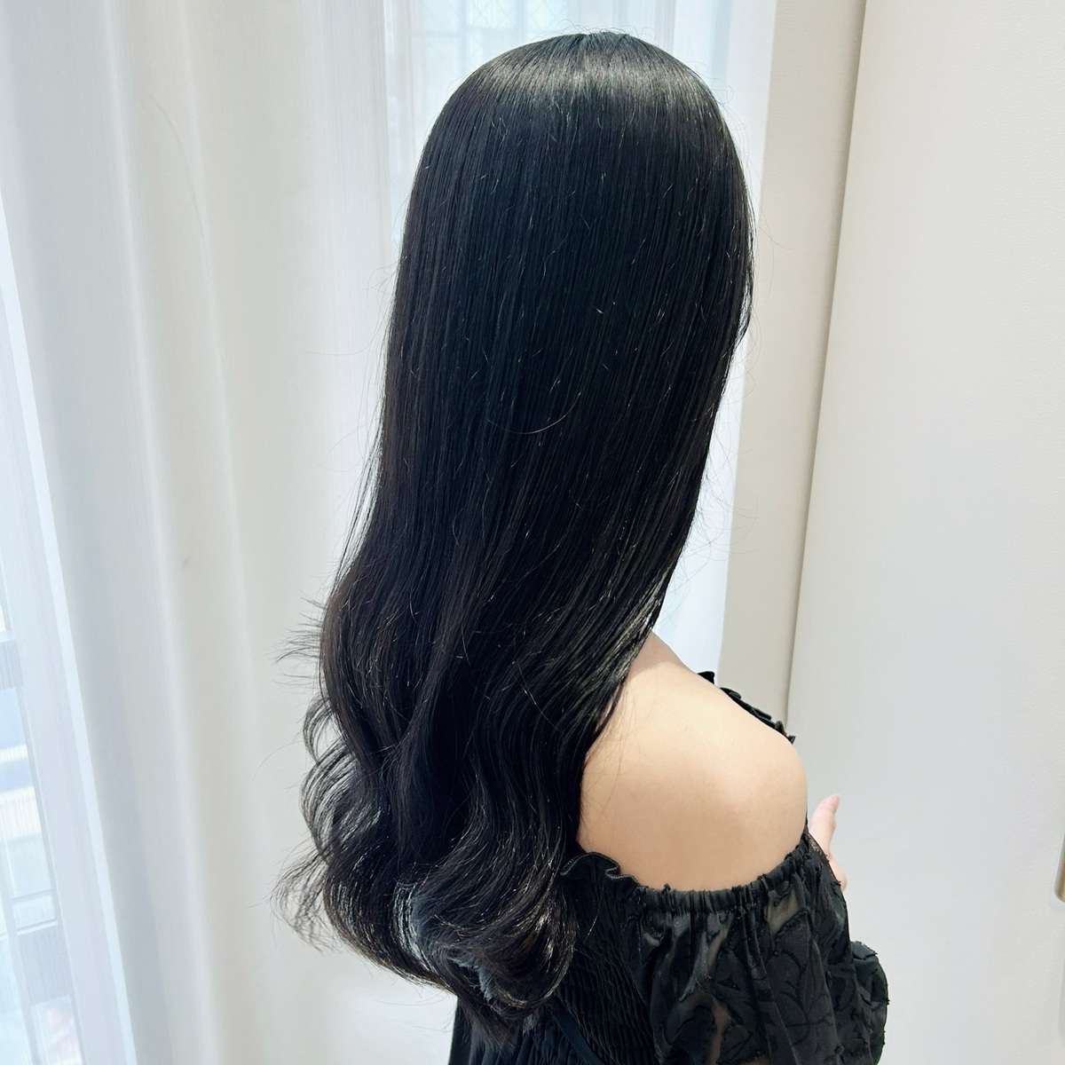 《黒髪ロング》春こそ楽しむ“透け感ダークカラー”！イエベ春にも似合う暗髪ヘア
