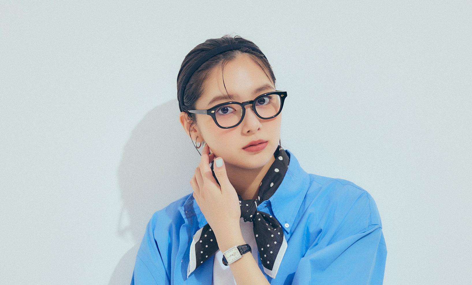 【新川優愛の通勤コーデ】ゆるシャツとタイトスカートで全身バランスも好感度も良好！