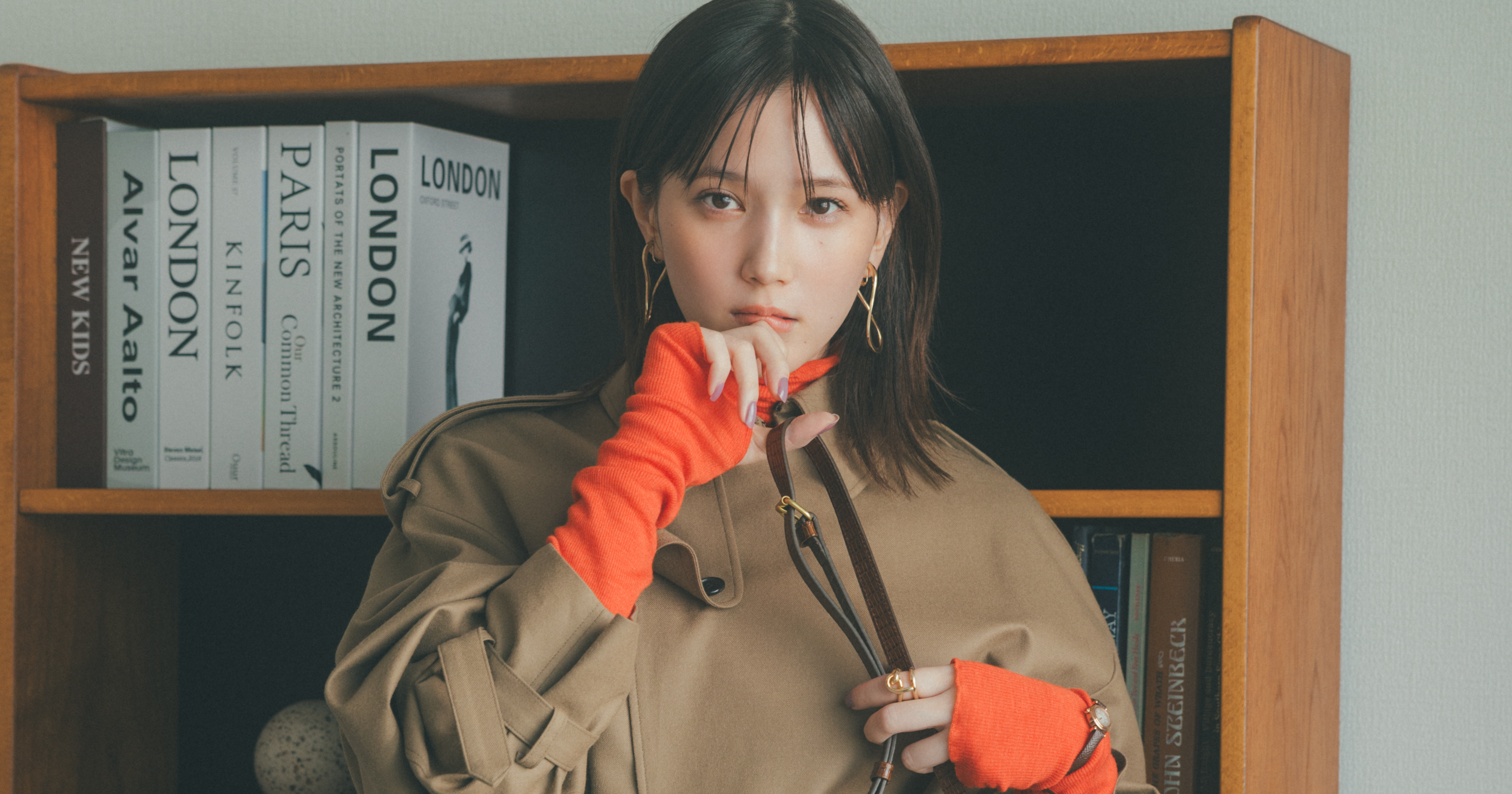 本田 翼の通勤コーデ】シックなトレンチにオレンジニットをきかせて