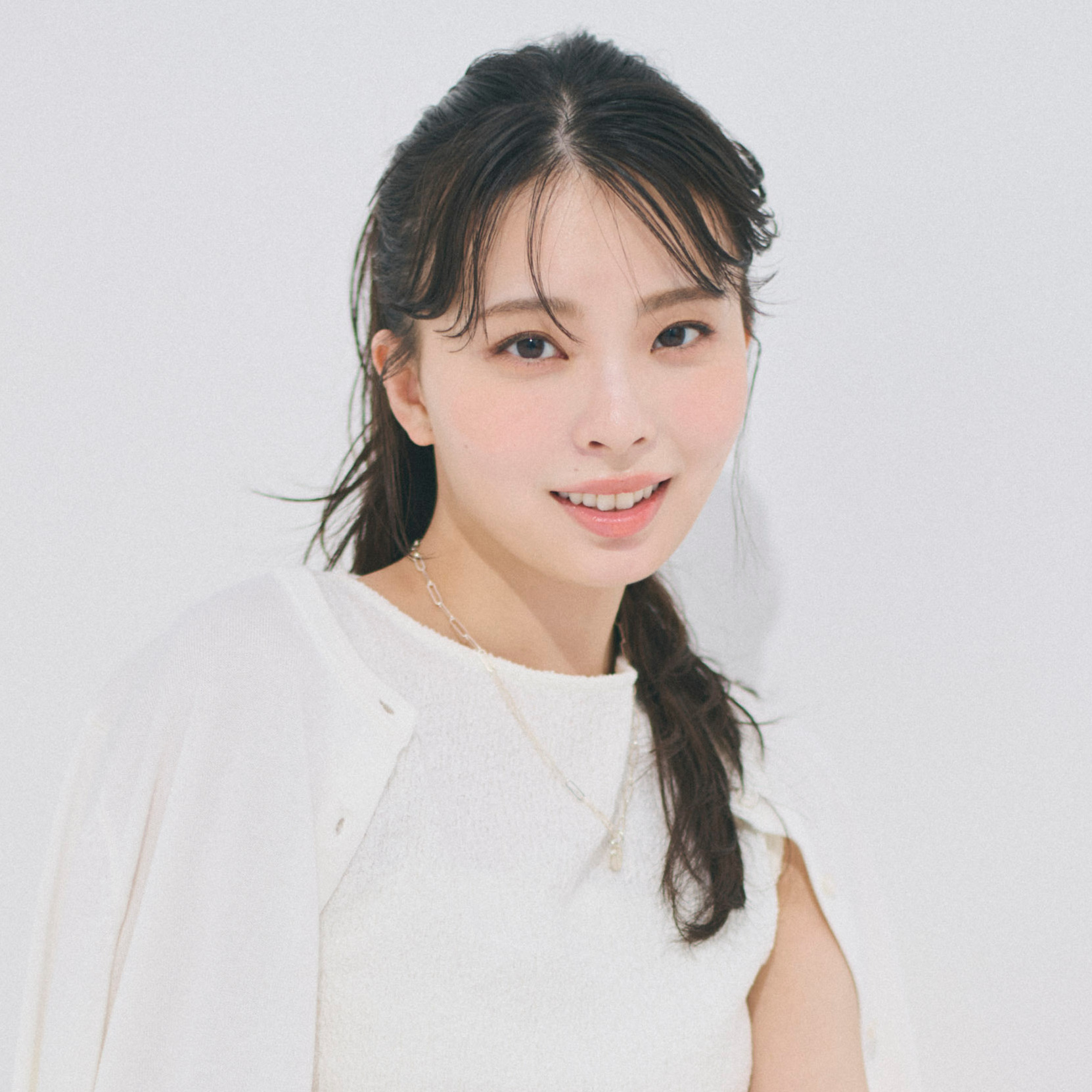 【川口ゆりなの通勤コーデ】甘色カーゴパンツをカジュアル通勤に活用