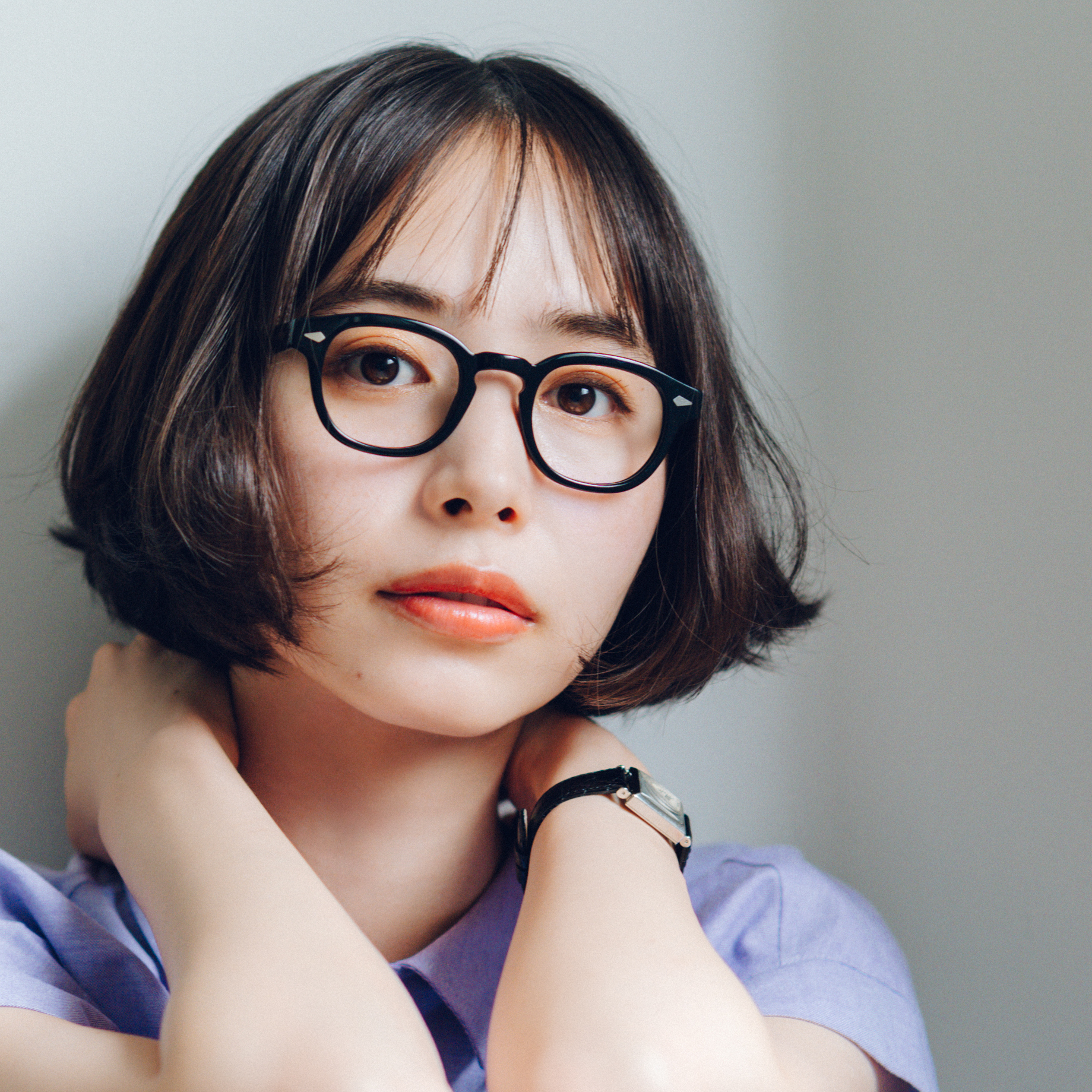 【井桁弘恵の通勤コーデ】きれい色シャツにチェックスカートを合わせてトラッド意識な通勤スタイル