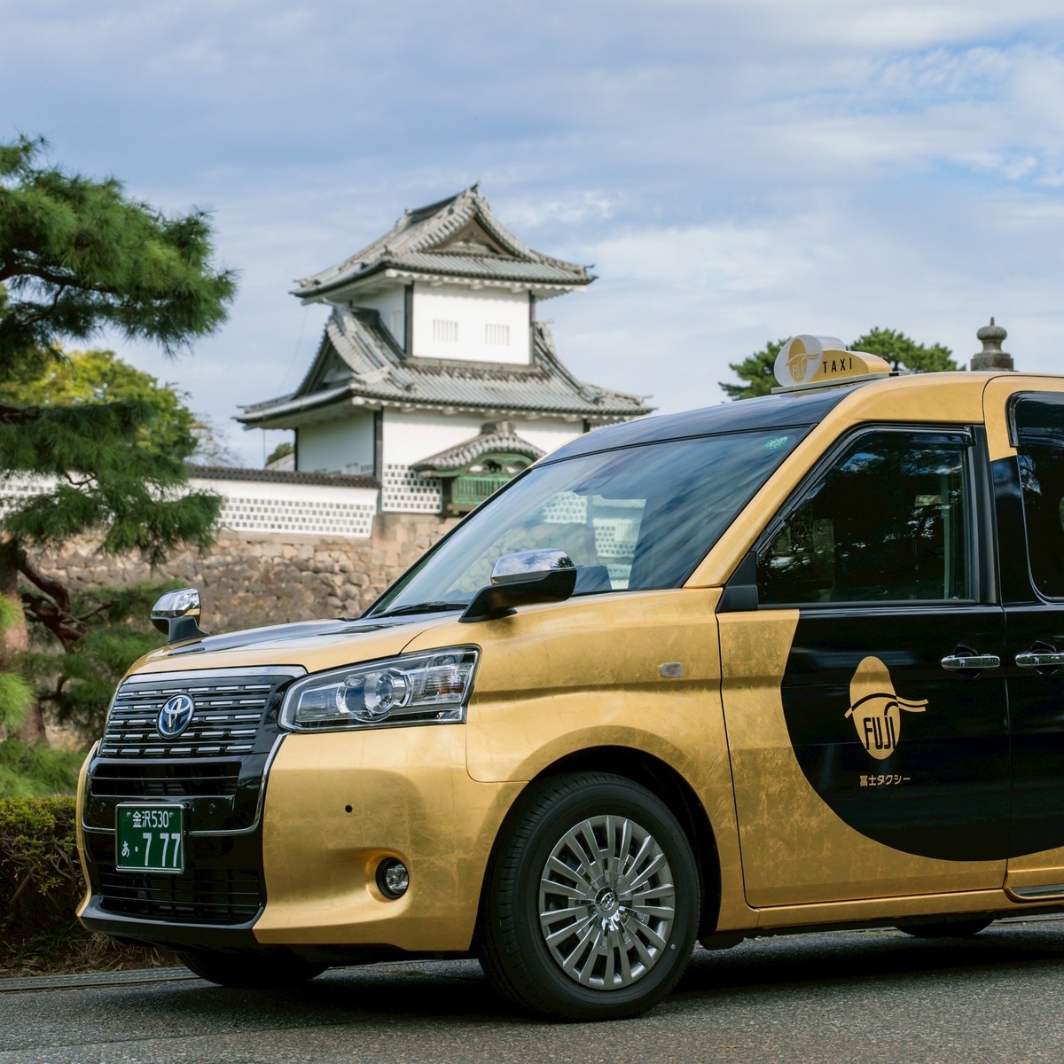 【石川県金沢市】走る金？！💛　世界で一台しかない金箔タクシー に乗ってみて！🚕