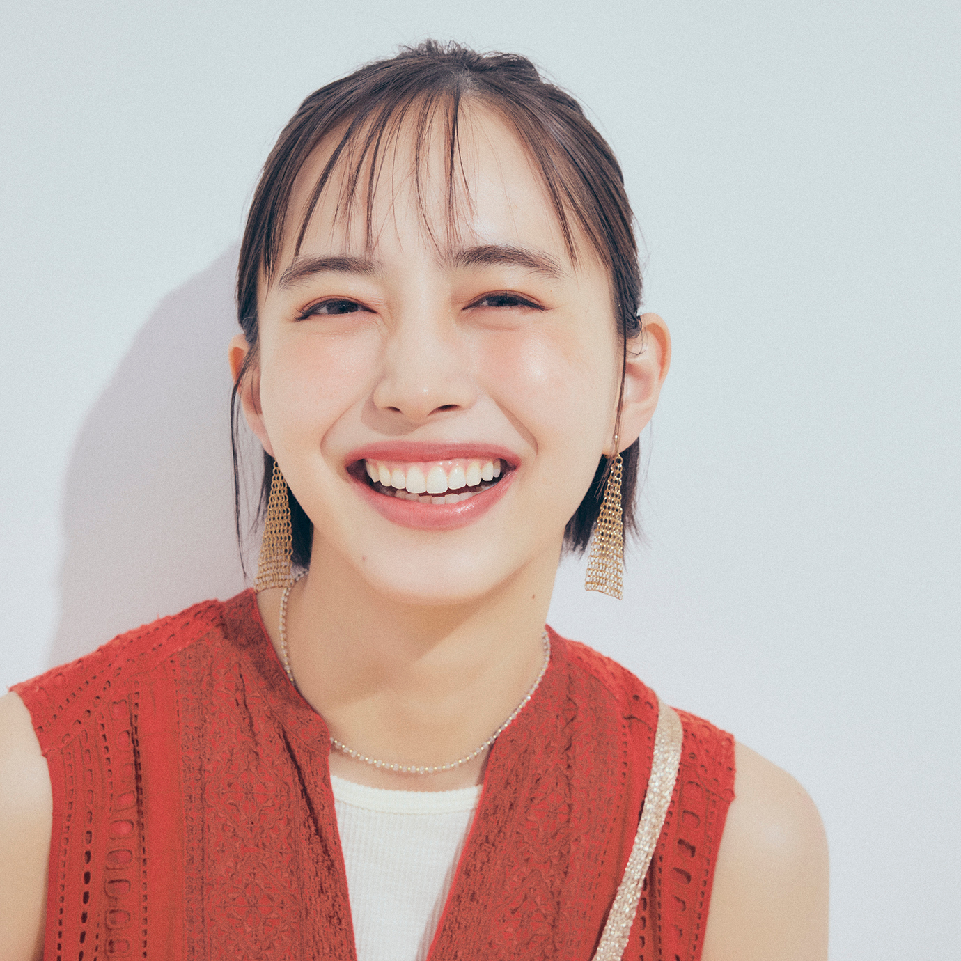 【井桁弘恵】デニムをのぞかせ赤ワンピースにラフなニュアンスを