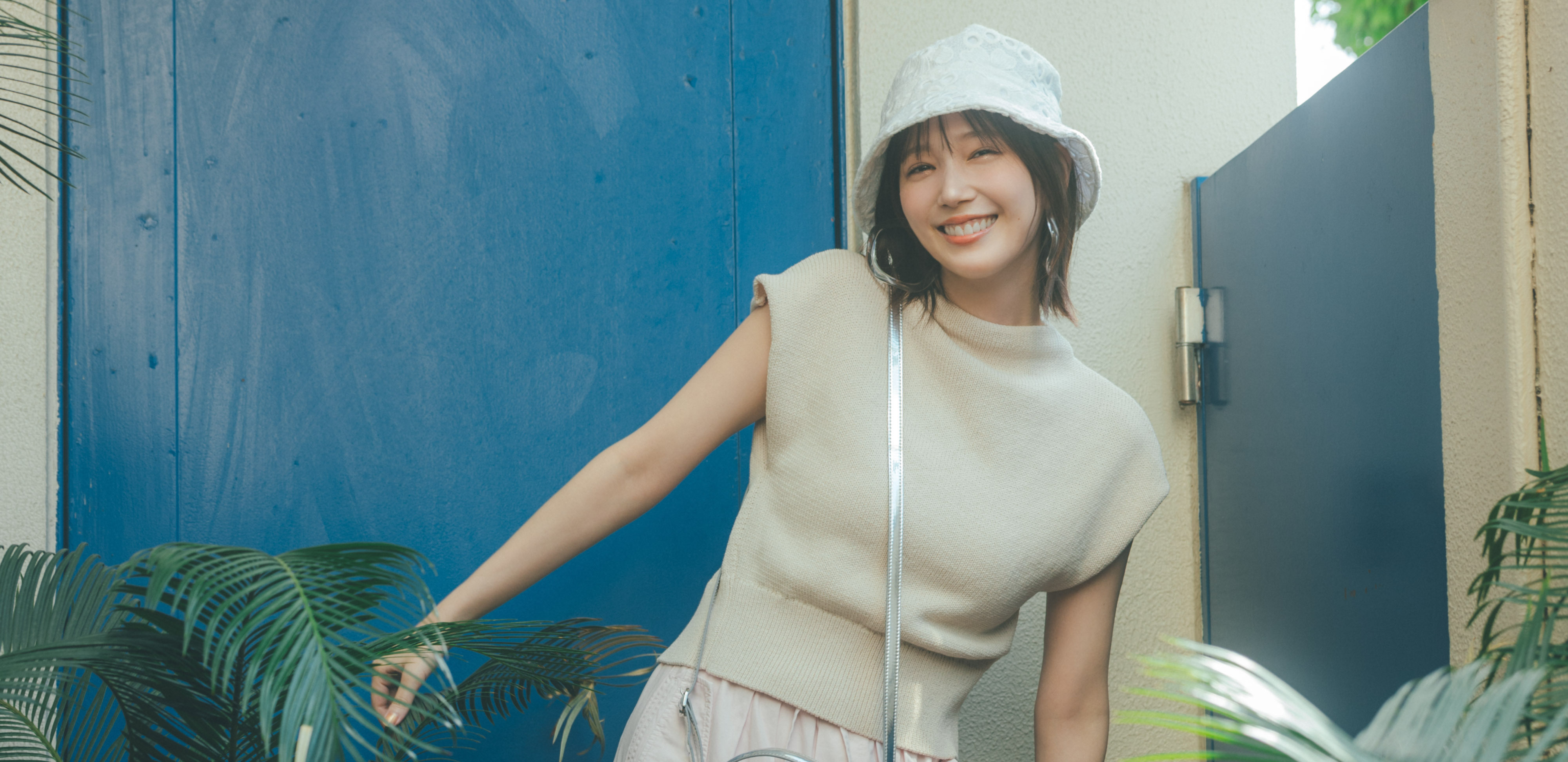 【本田 翼の休日コーデ】ご機嫌な休日を盛り上げるピンクのカーゴパンツがBBQに活躍！