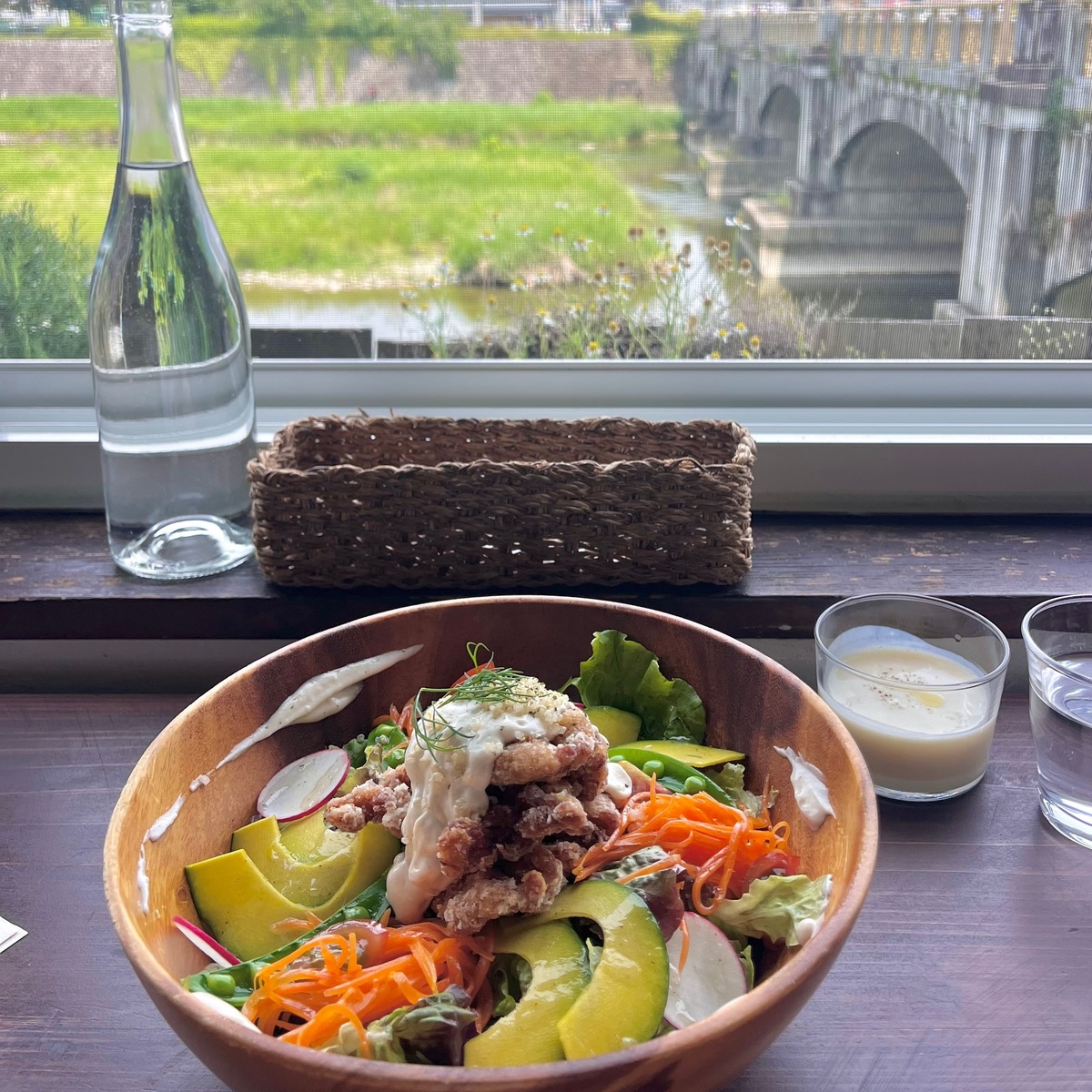 【京都｜七条】LA発のヘルシー料理「ブッタボウル」を鴨川のほとりで！ヴィーガンカフェ「Veg Out」