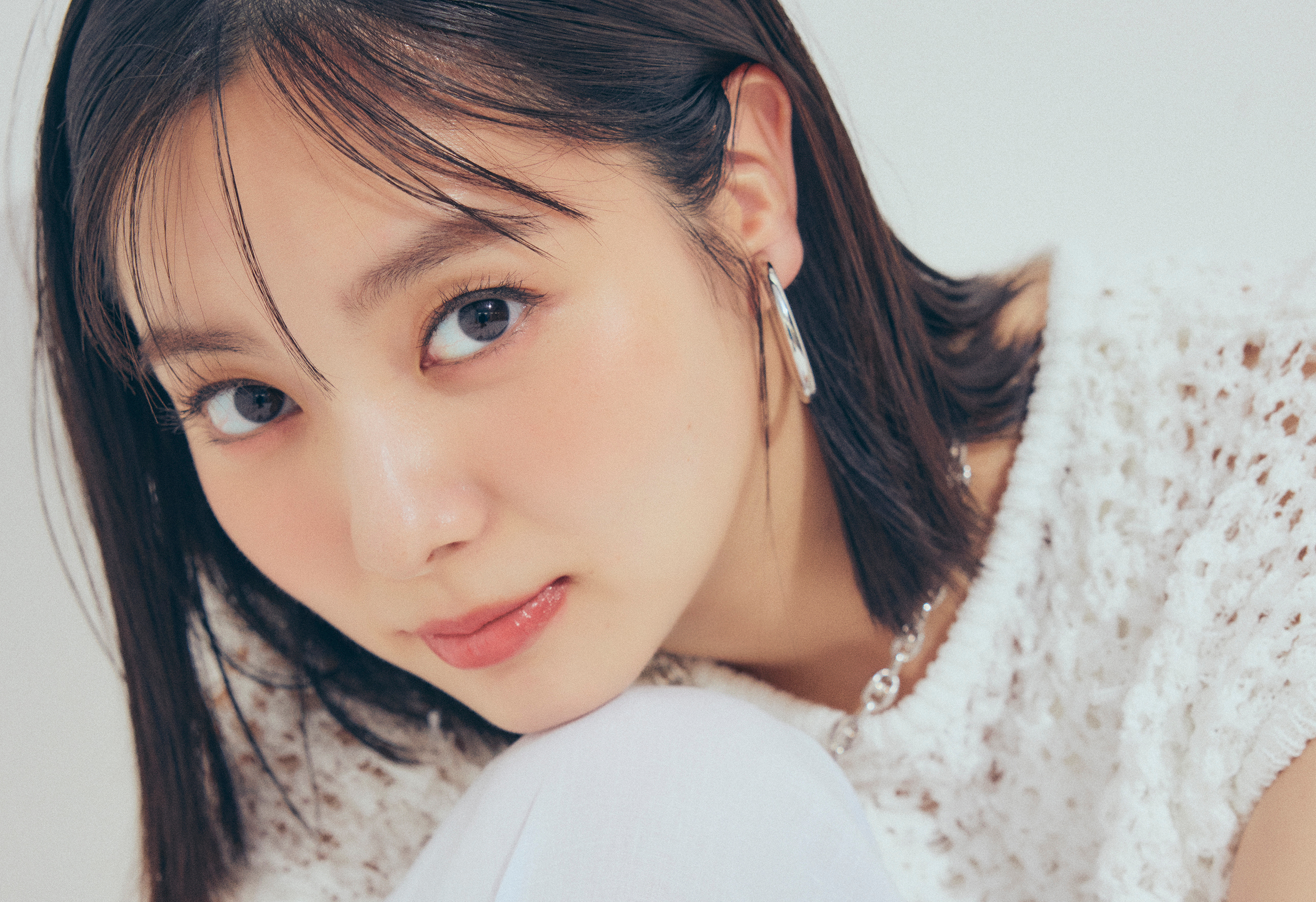 【新川優愛の休日コーデ】パラシュートパンツは甘めにも振れるきれい色が気分