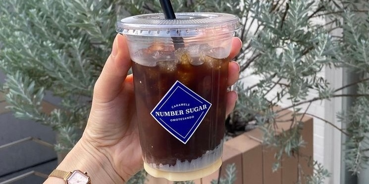 【東京・表参道】キャラメル専門店《NUMBER SUGAR》ミルククリームとコールドブリューコーヒーが溶け合う夏限定ドリンクを発売中！