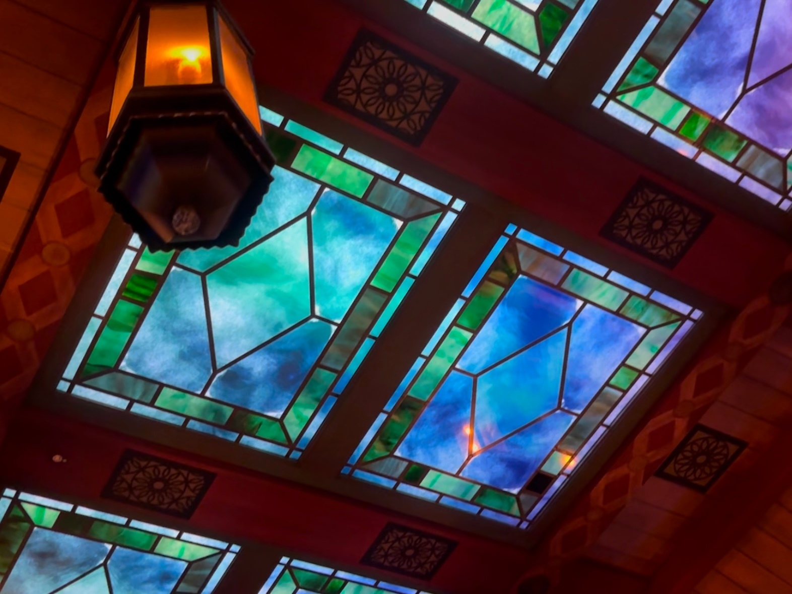 ファンタジースプリング　アナとエルサのフローズンジャーニー　建物内ステンドグラス