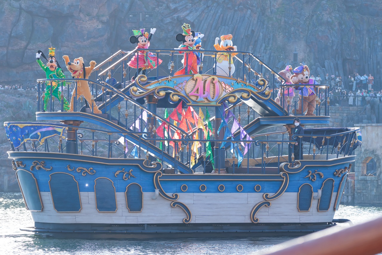 ディズニー40周年パレード。船に乗ったキャラクターたち