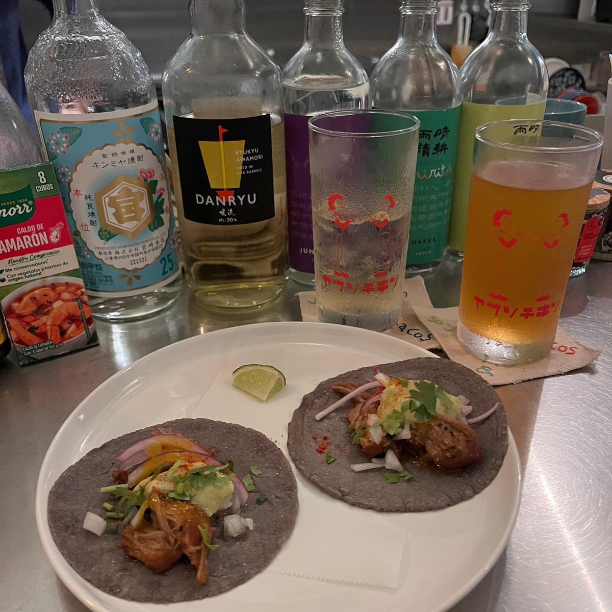 【沖縄】1人飲みにもぴったり！素敵な出会いが生まれる那覇のハブ的スポット「ヤフソチキン」