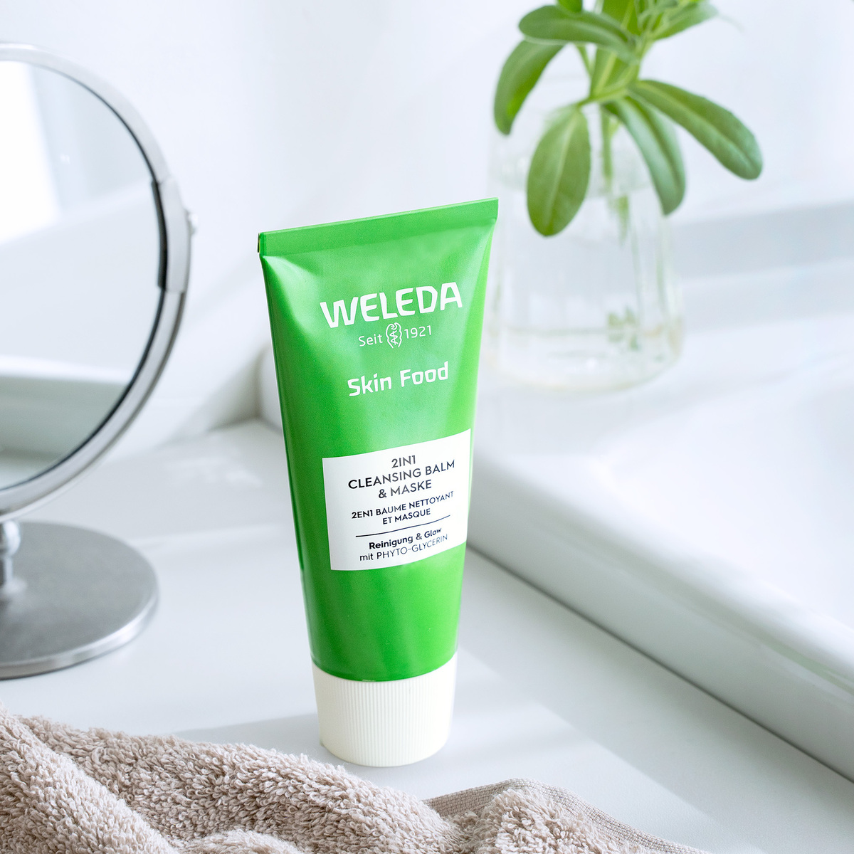 『WELEDA』の名品「スキンフード」新作！ 軽やかオイルと濃密バームで、秋の肌が深呼吸
