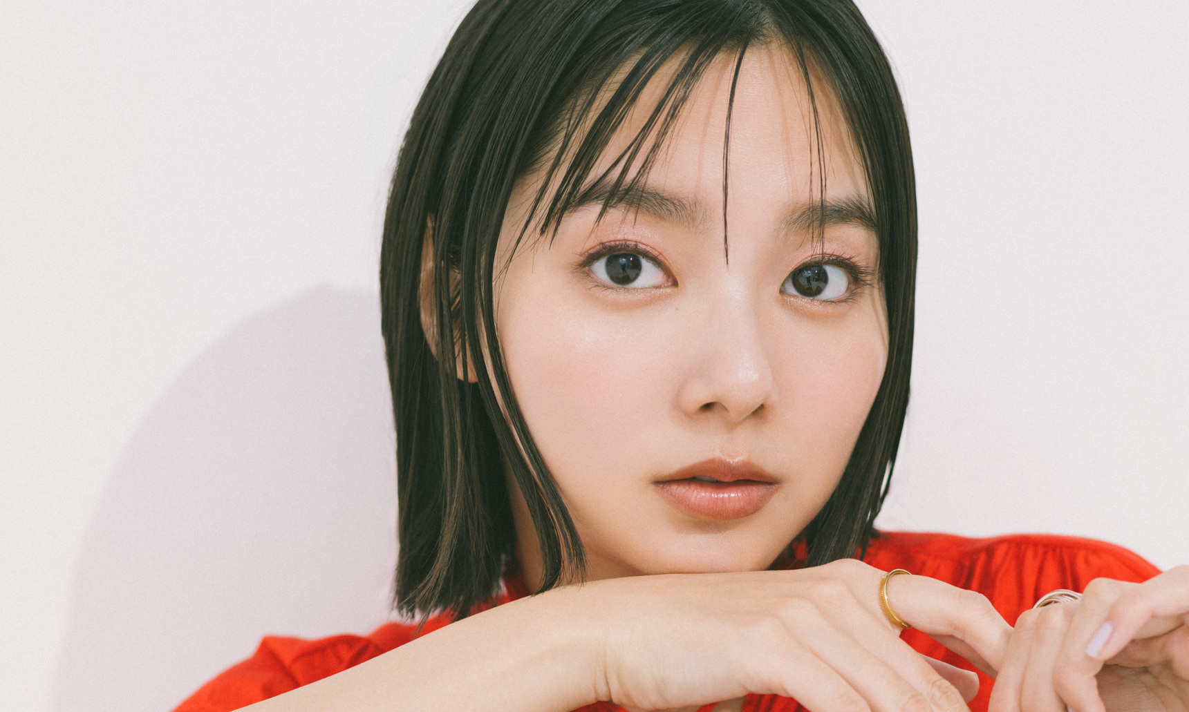 【新川優愛の通勤コーデ】きれい色ブラウスを味方につけてオンスタイルをリフレッシュ