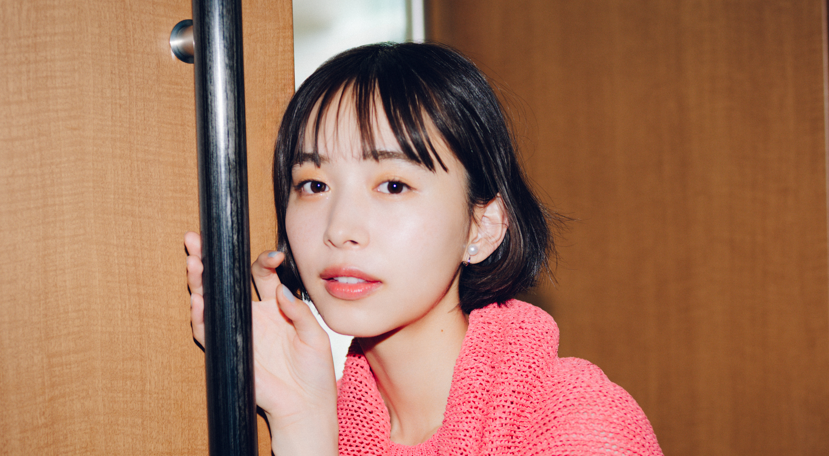 【井桁弘恵の通勤コーデ】顔映え抜群のピンクニットが忙しい日の味方