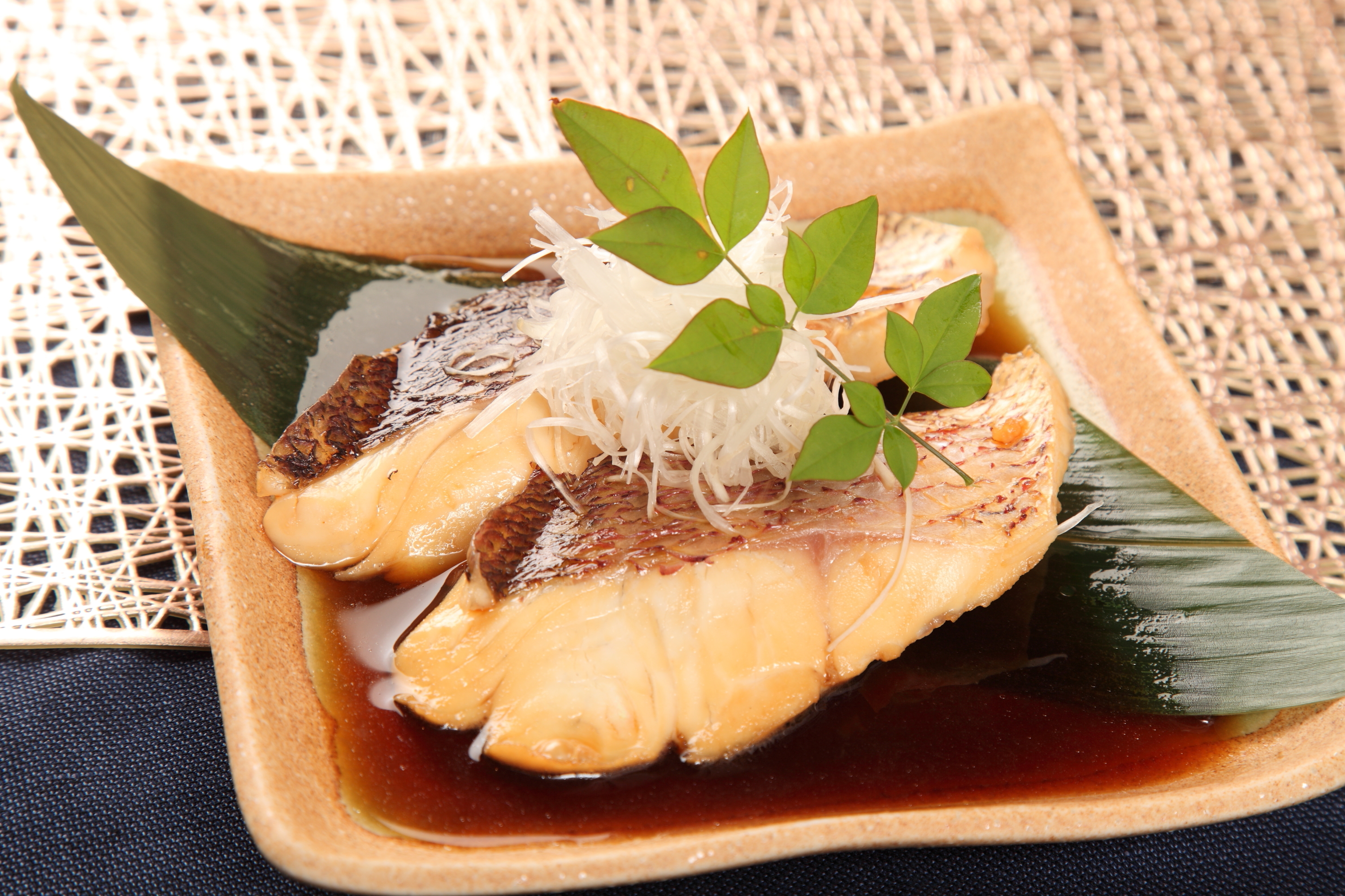 静岡県　マルセイ水産　真鯛の煮付け　盛り付け例
