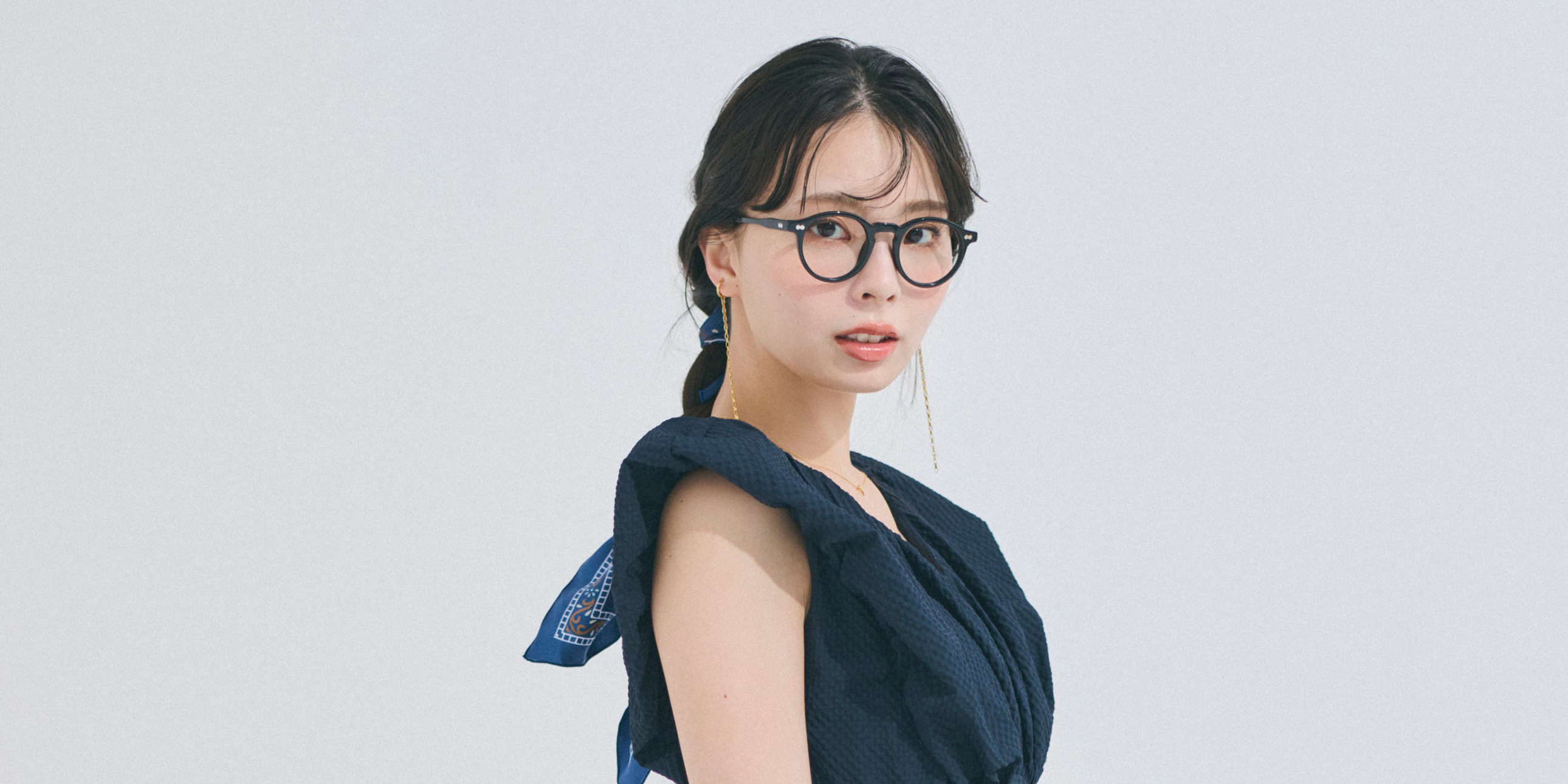 【川口ゆりな】肌見せを品よく楽しむためのネイビーワンピース