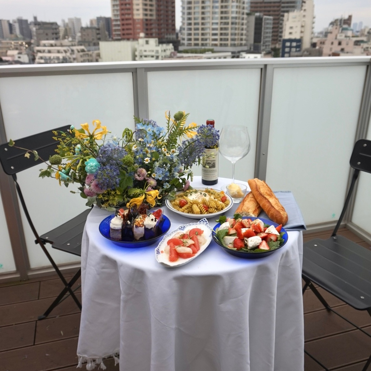 まるで海外女子会！？テラスで花冠づくり＆誕生日サプライズパーティー