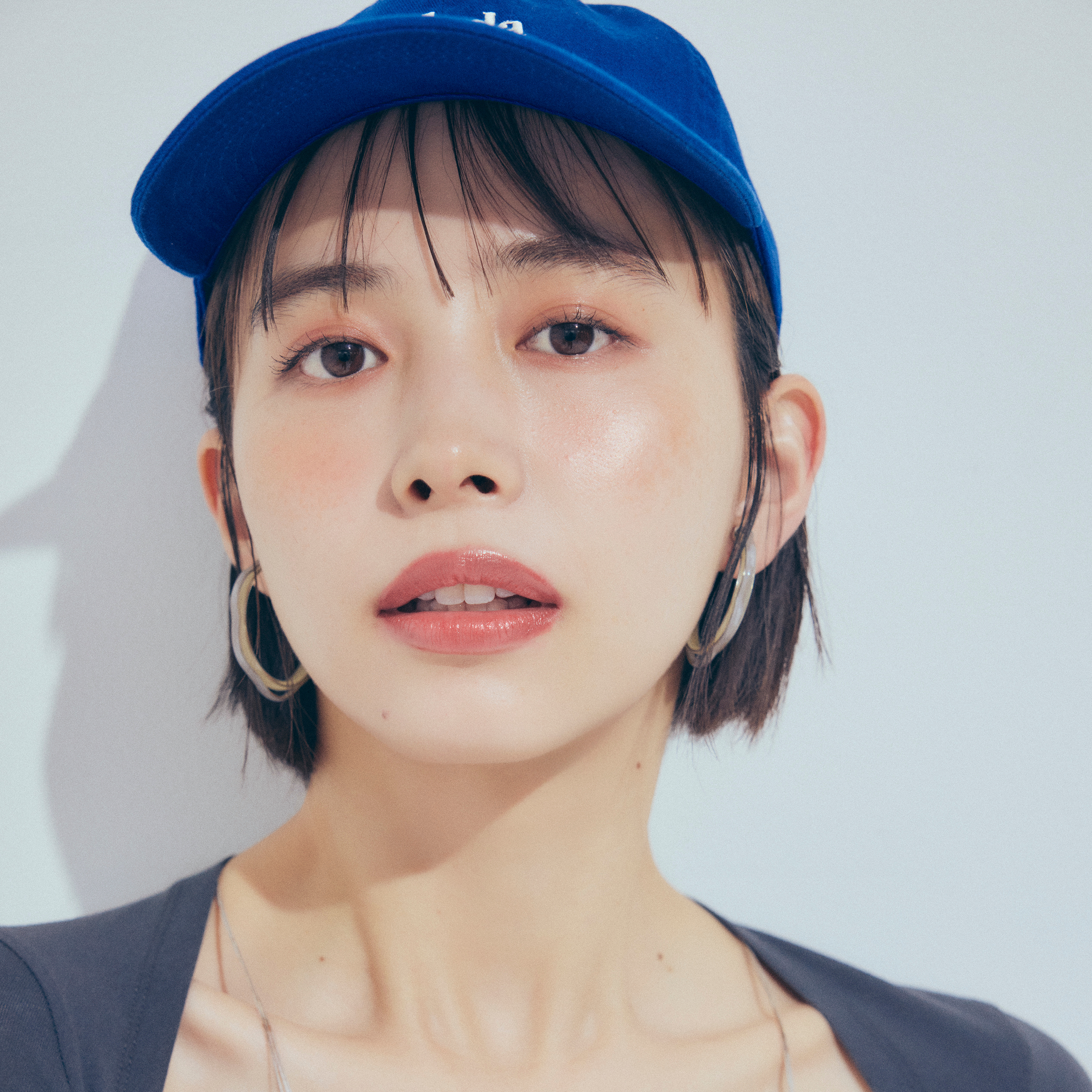 【井桁弘恵】カットソー×スカートの甘めコーデは、カジュアル小物のギャップで新鮮に！