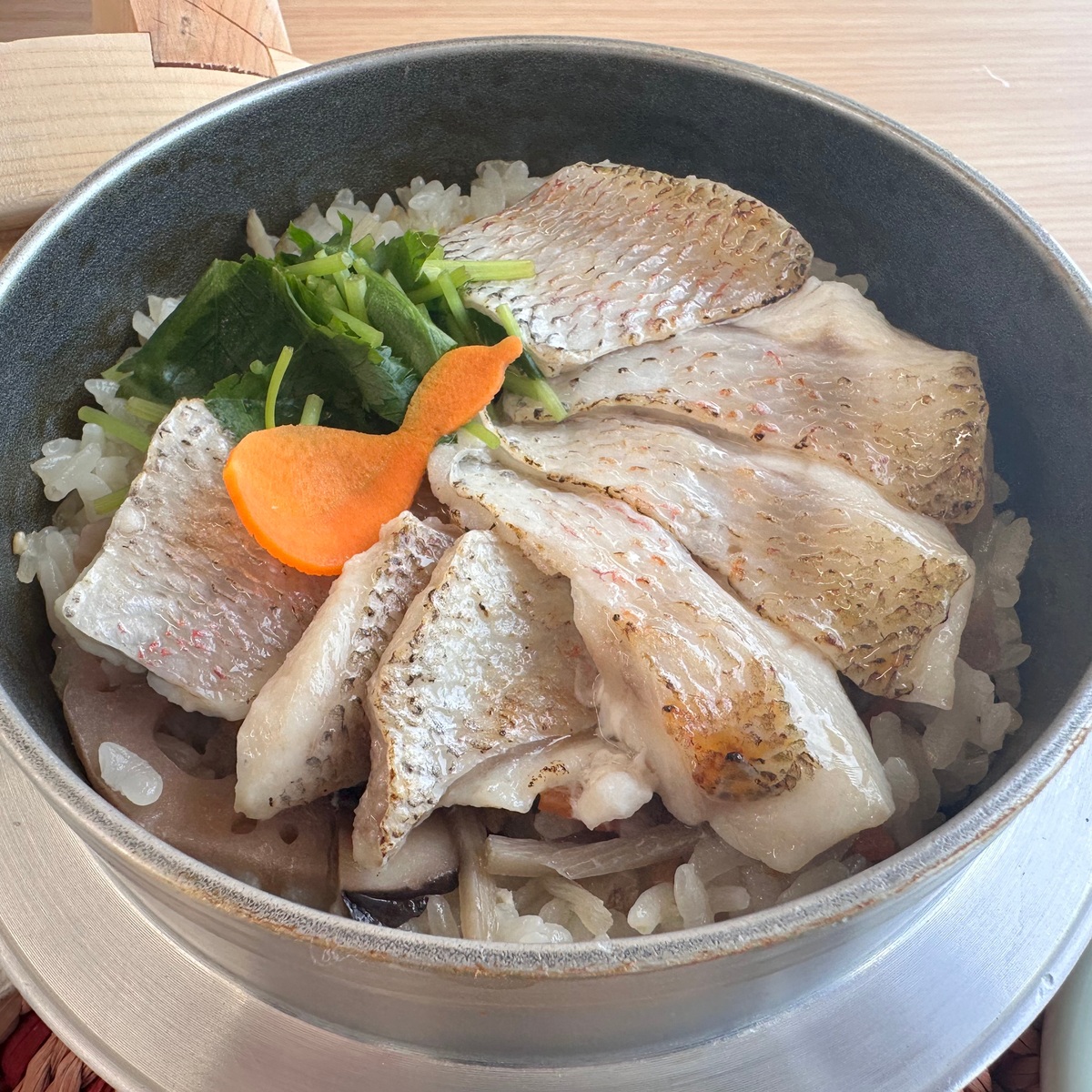 【石川県加賀市】九谷焼を使った豪華なのどぐろ釜めし🍽️ 小松空港から車で30分🚙  九谷満月 